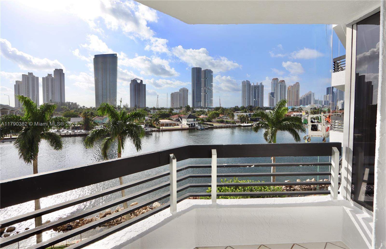 Miami  - Apartment 2 Bedrooms - picture 1