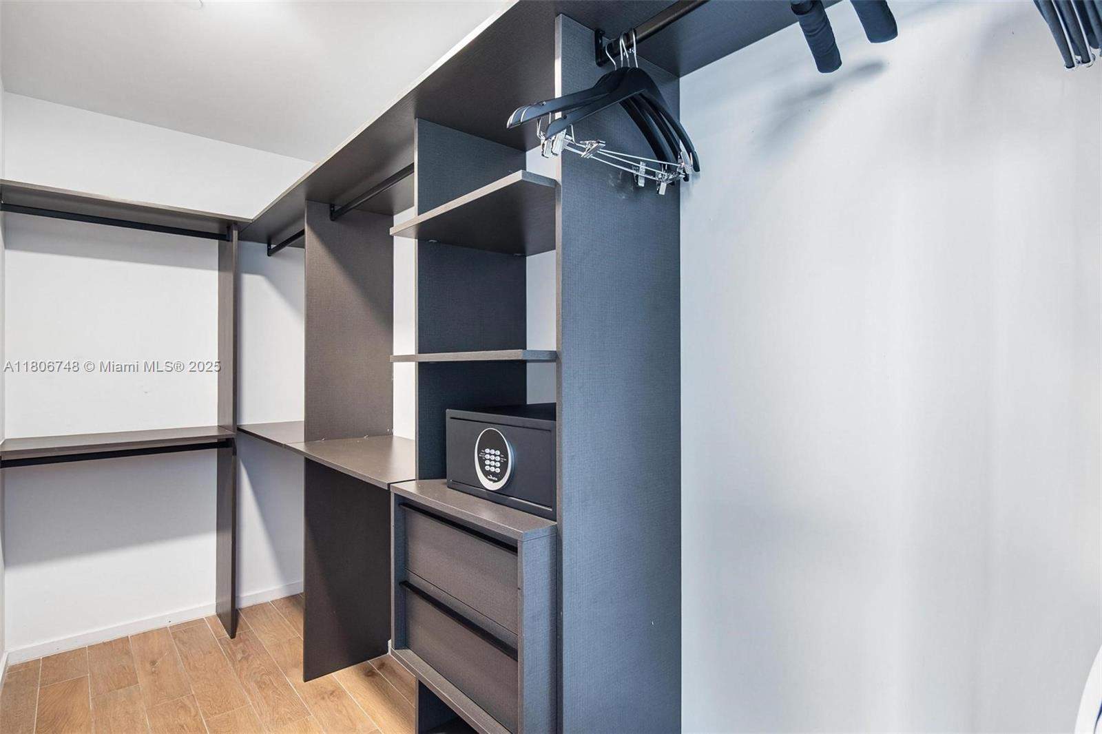 Miami  - Apartment 3 Bedrooms - picture 14