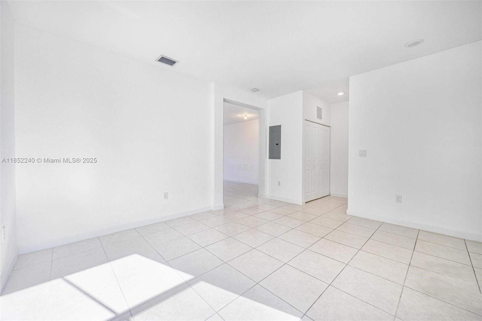 Miami  - House 3 Bedrooms - picture 10