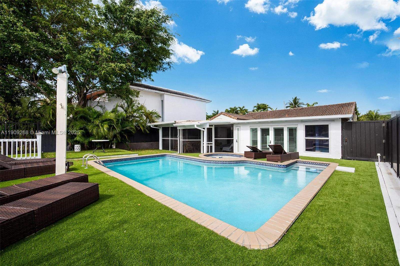 Miami  - House 4 Bedrooms - picture 1