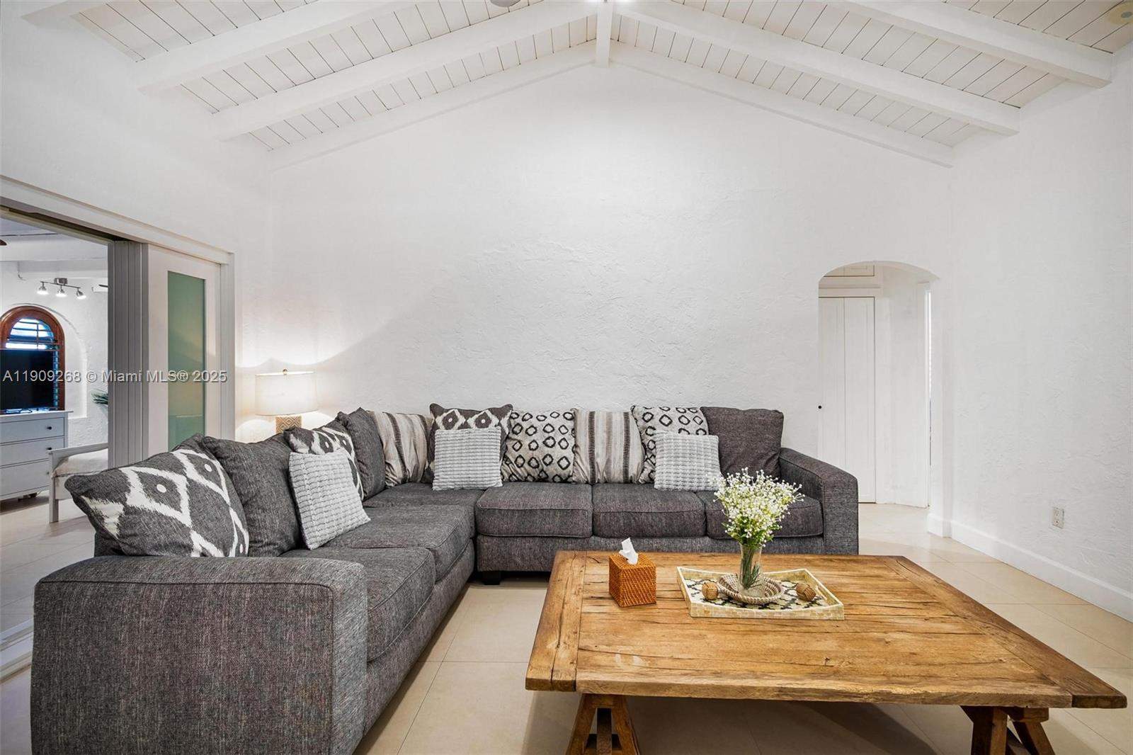 Miami  - House 4 Bedrooms - picture 12