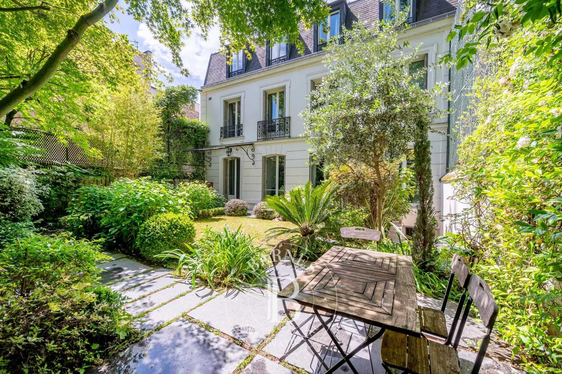 Maison Neuilly-sur-Seine  -  ref 85959427 (picture 1)