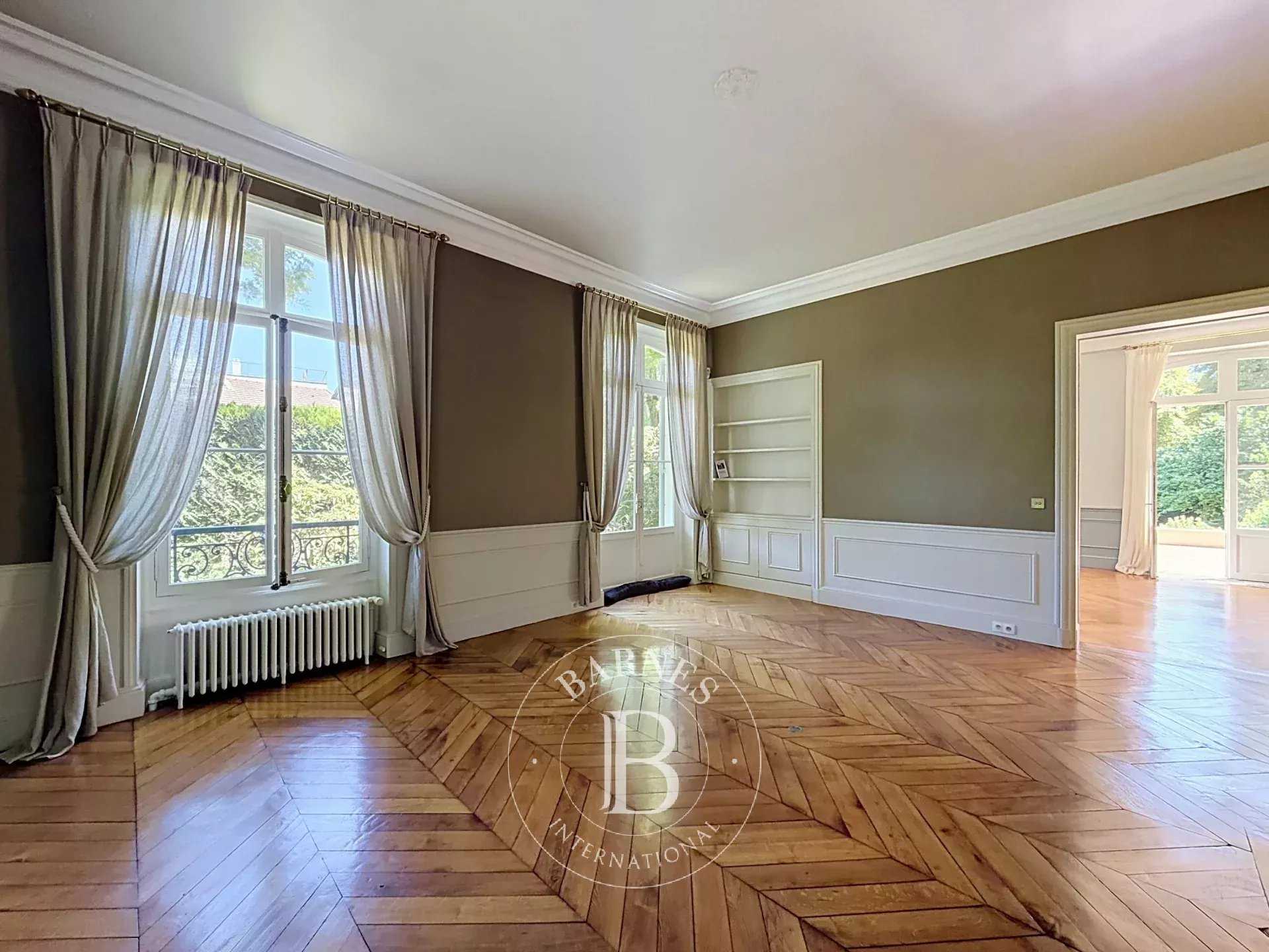 Saint-Cloud  - House 6 Bedrooms