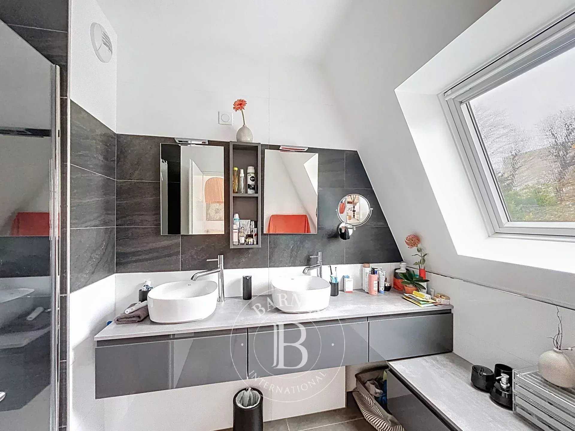 Suresnes  - House 4 Bedrooms