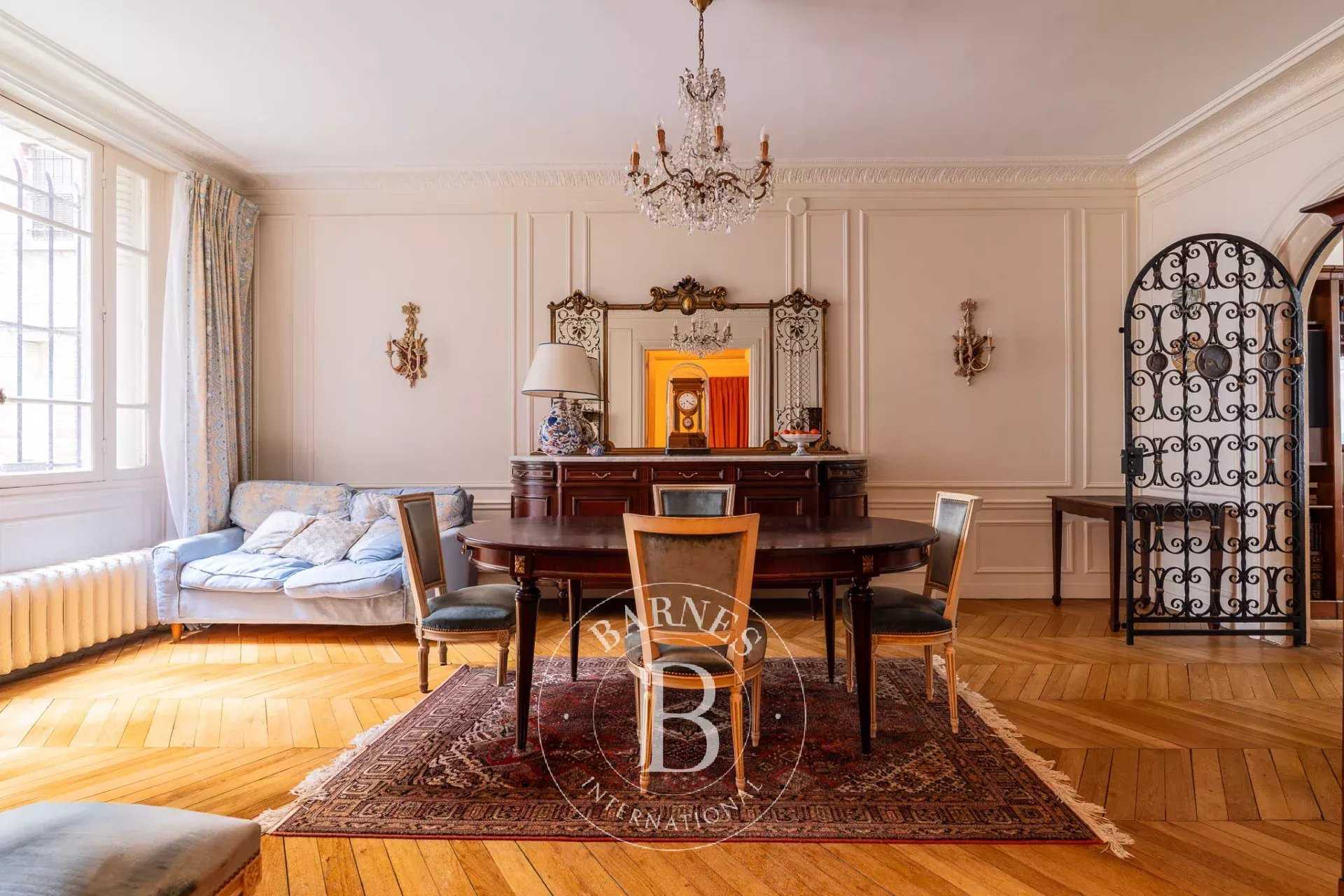 Paris  - Appartement 6 Pièces 3 Chambres