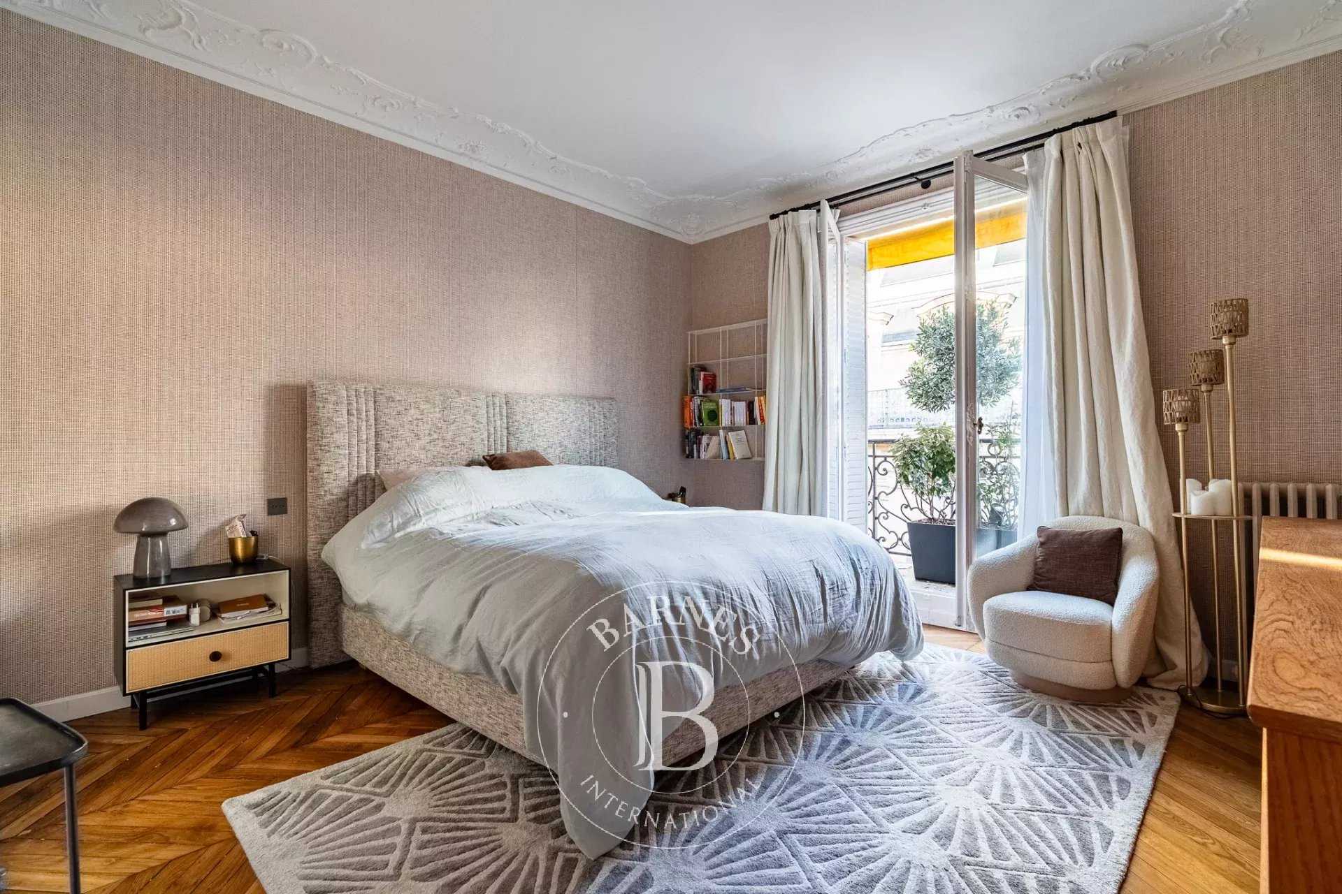 Paris  - Appartement 5 Pi&egrave;ces 2 Chambres