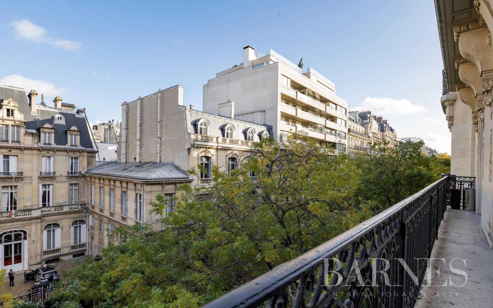 Paris  - Appartement 8 Pièces 4 Chambres