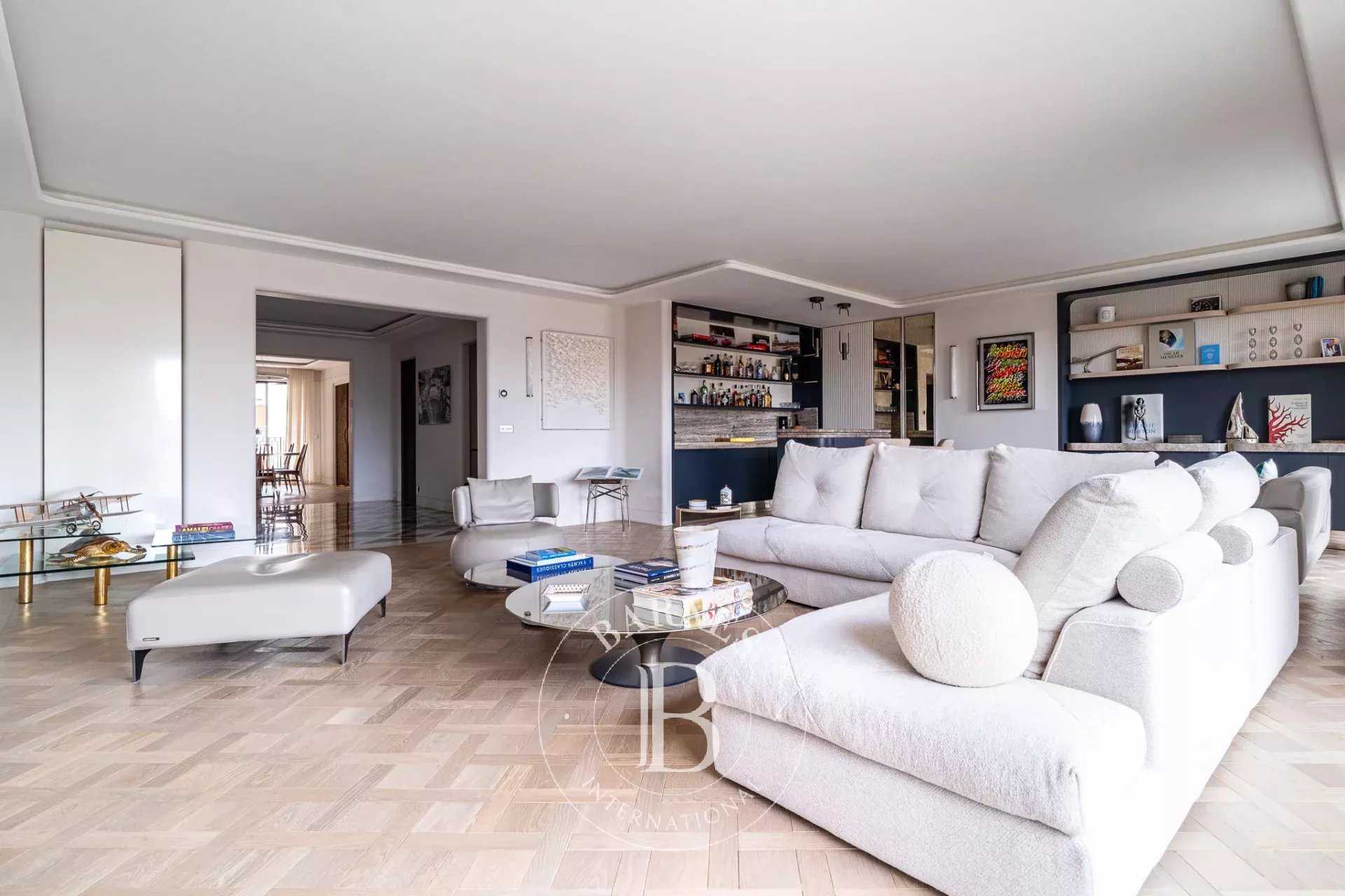 Paris  - Appartement 5 Pi&egrave;ces 2 Chambres