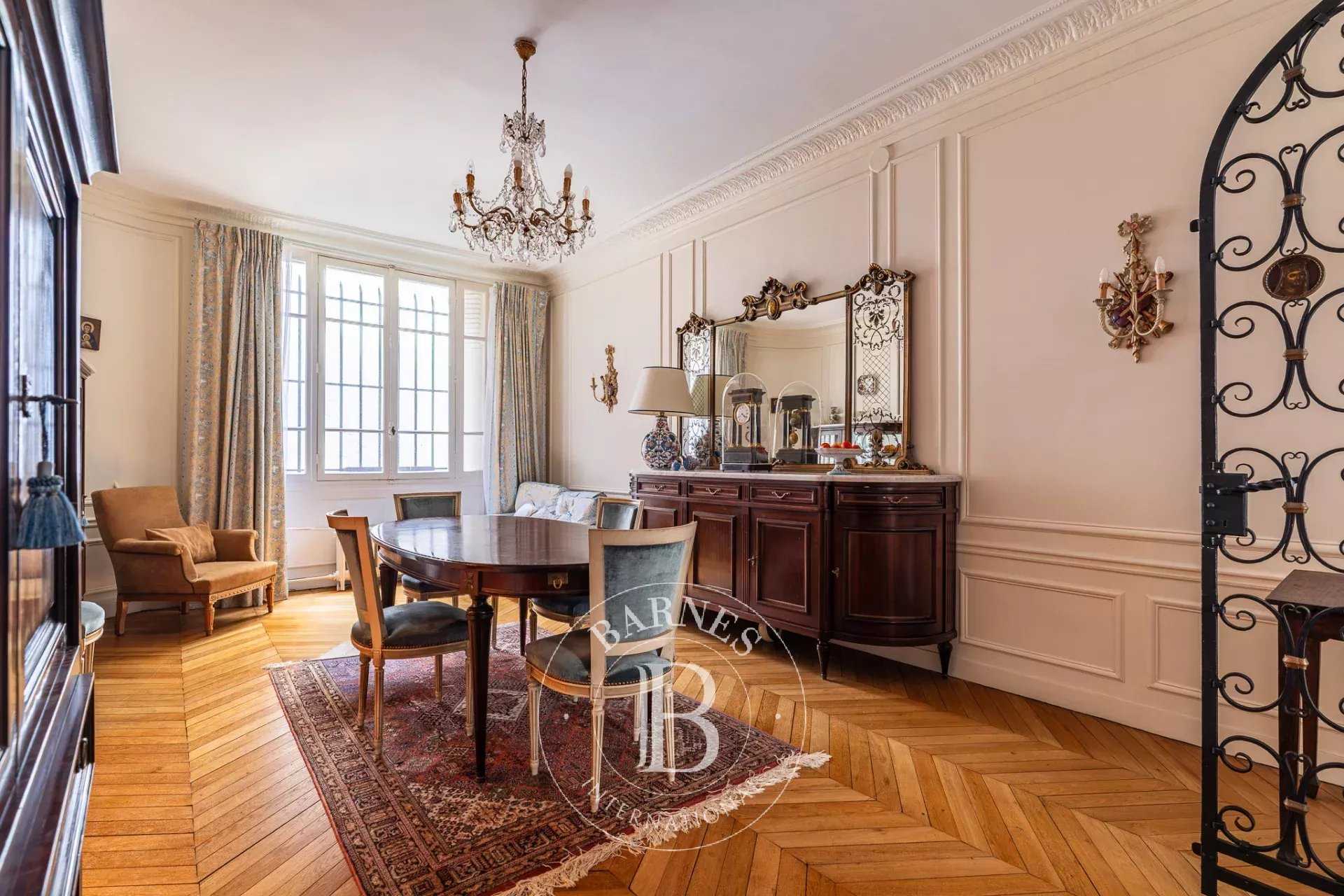 Paris  - Appartement 6 Pièces 3 Chambres