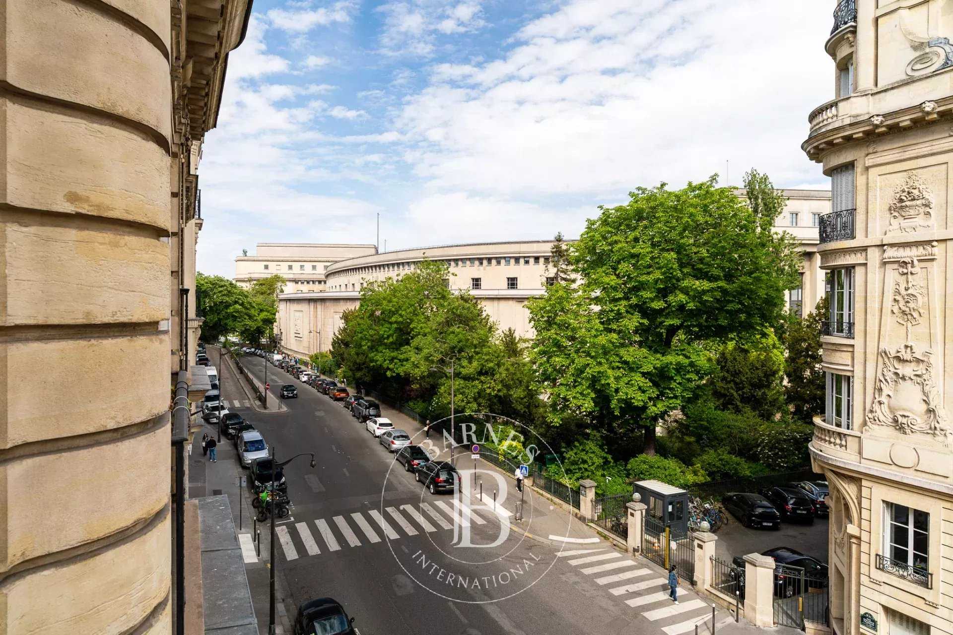 Paris  - Appartement 7 Pi&egrave;ces 4 Chambres