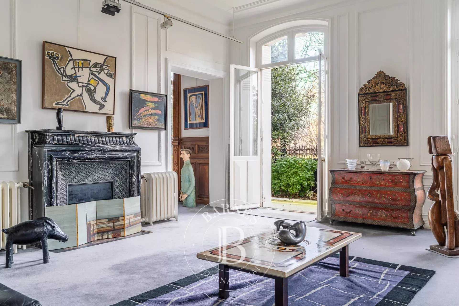 Paris  - Appartement 10 Pi&egrave;ces 3 Chambres