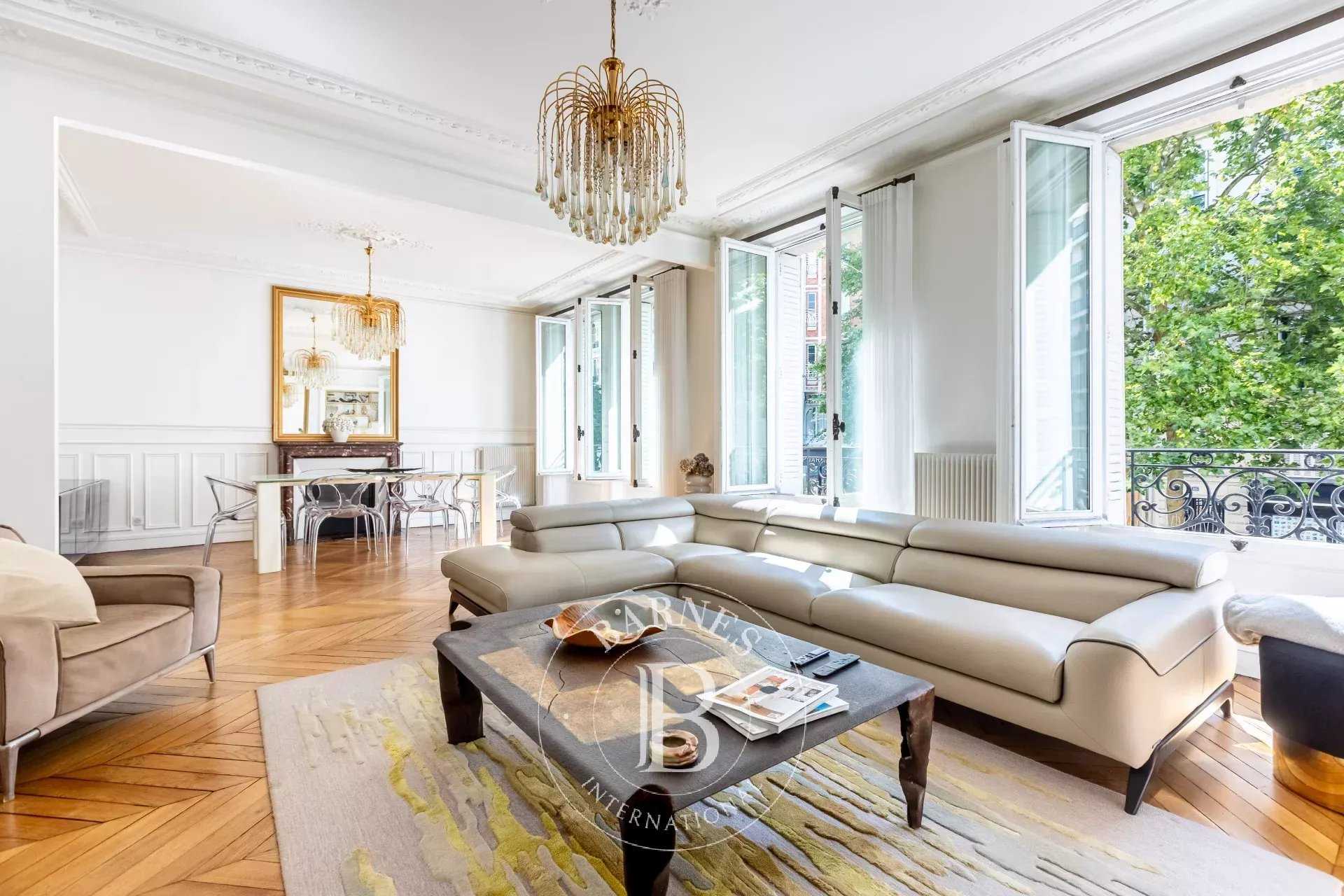 Paris  - Appartement 5 Pièces 3 Chambres