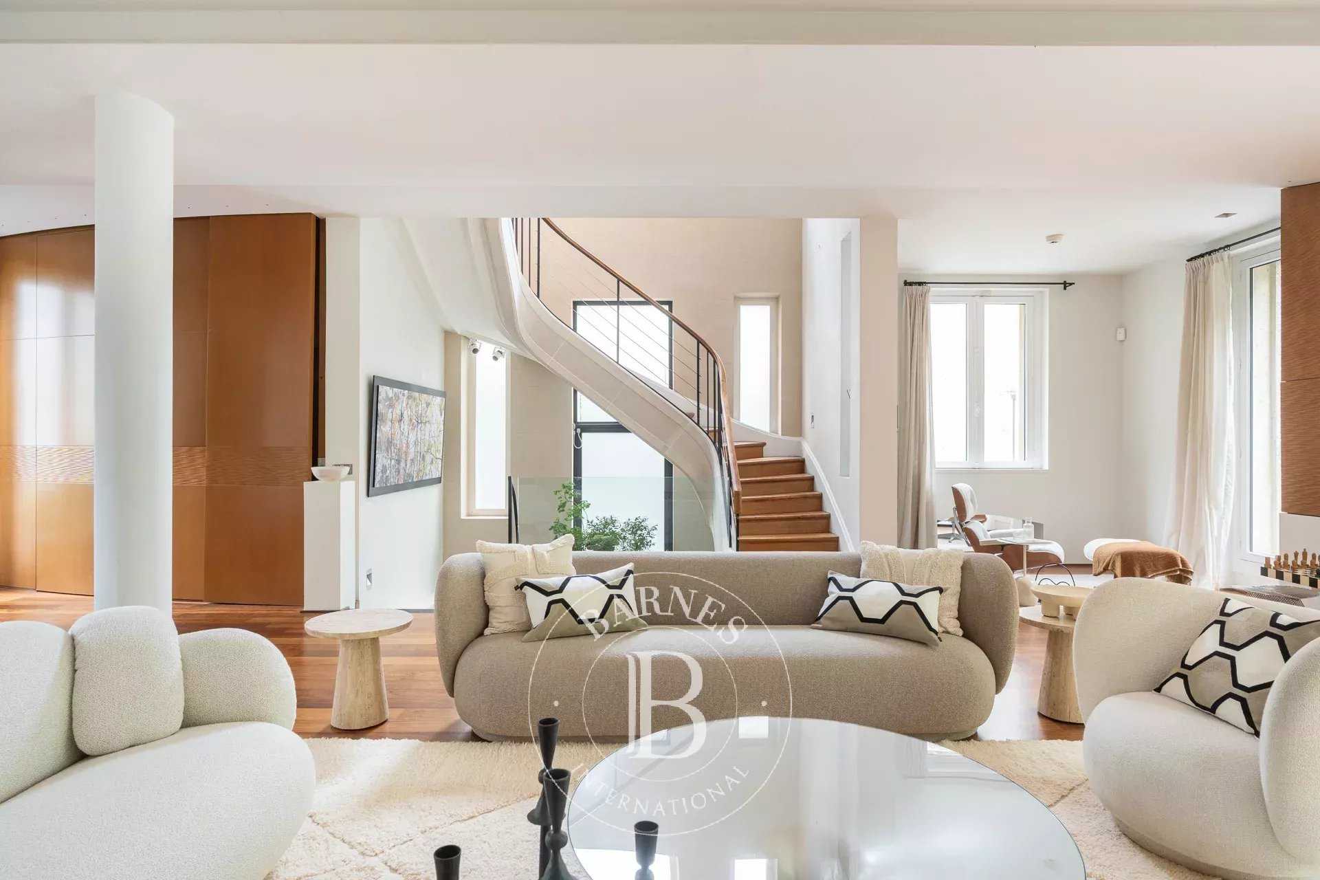 Paris  - Hôtel particulier 15 Pi&egrave;ces 5 Chambres