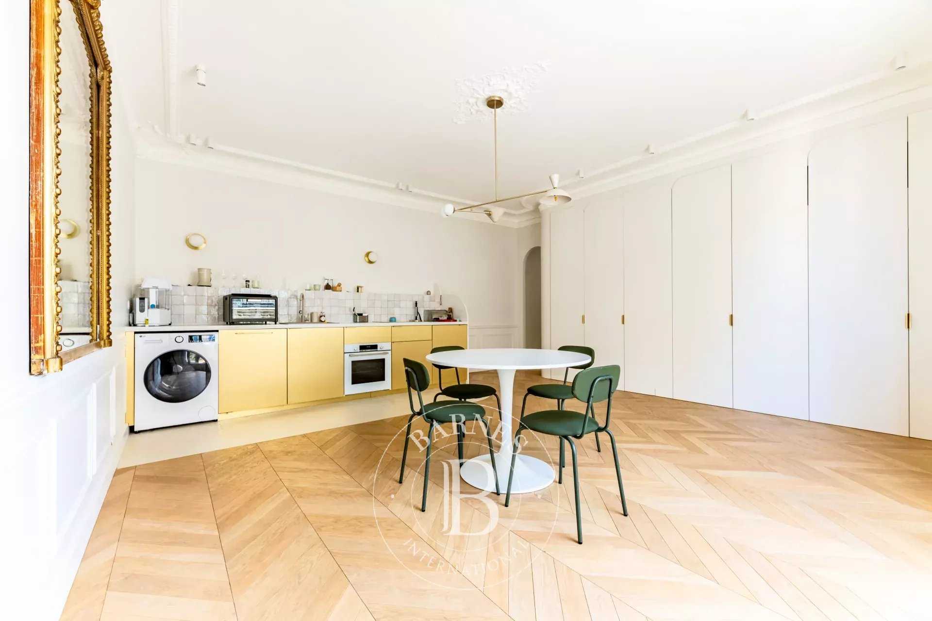 Paris  - Appartement 5 Pi&egrave;ces 3 Chambres