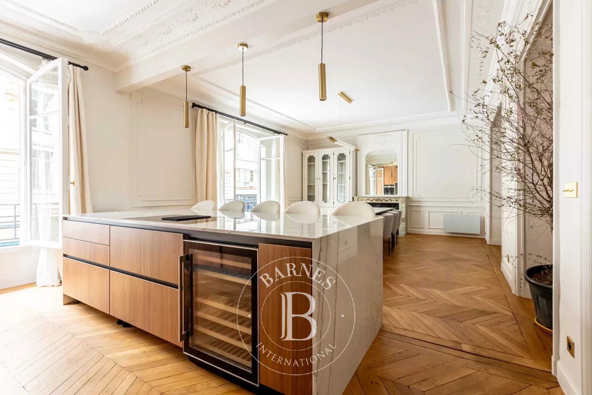 Paris  - Appartement 8 Pièces 5 Chambres