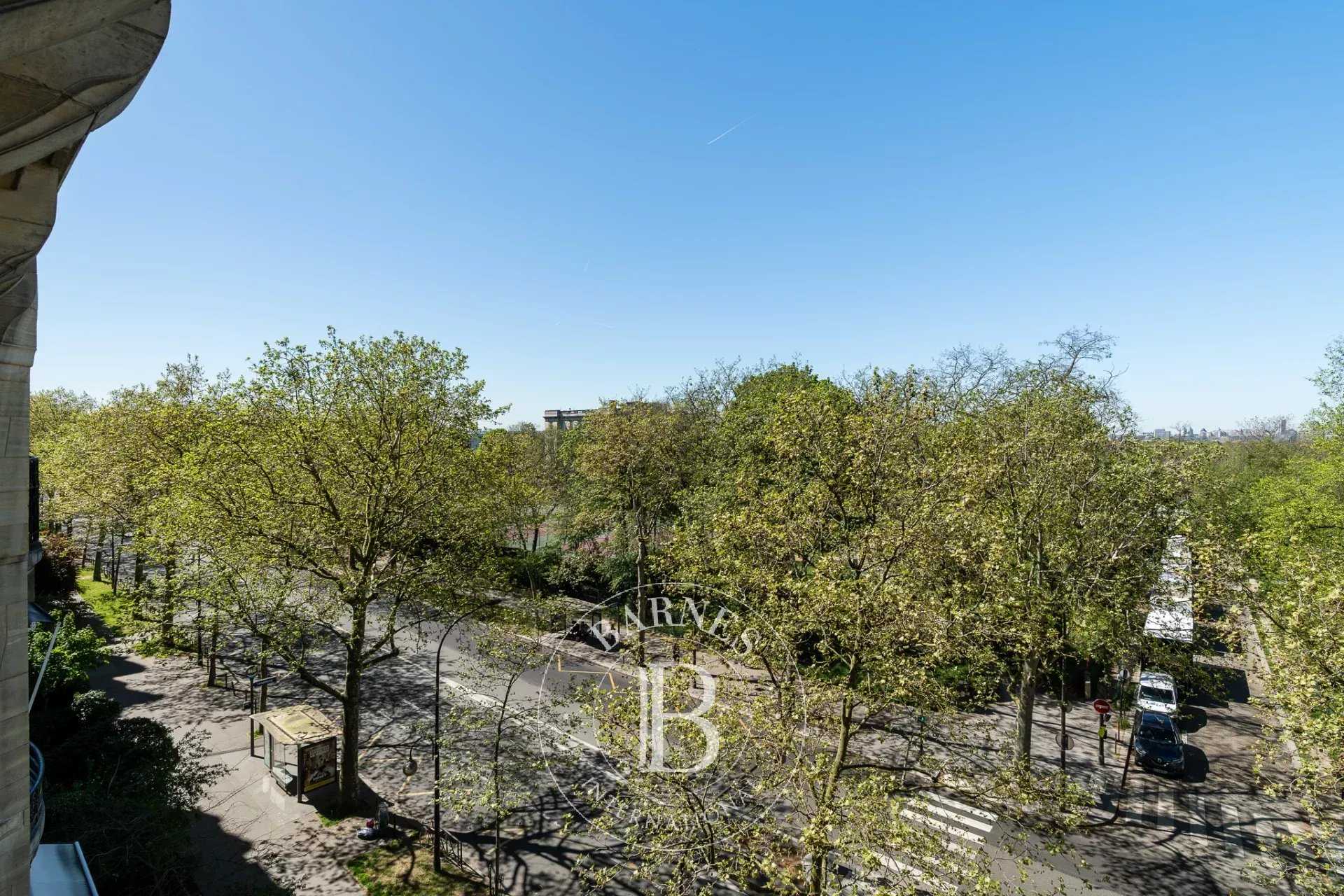 Paris  - Appartement 5 Pi&egrave;ces 3 Chambres