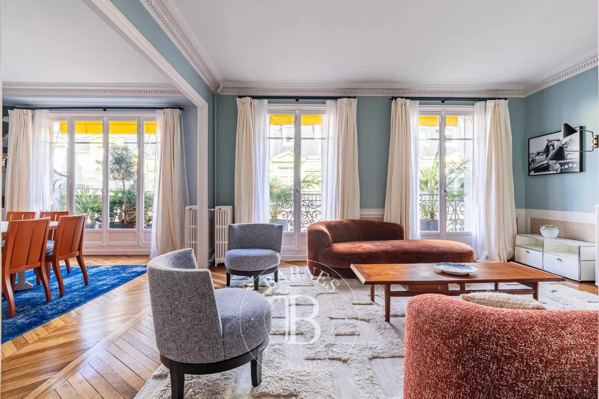 Paris  - Appartement 5 Pi&egrave;ces 2 Chambres