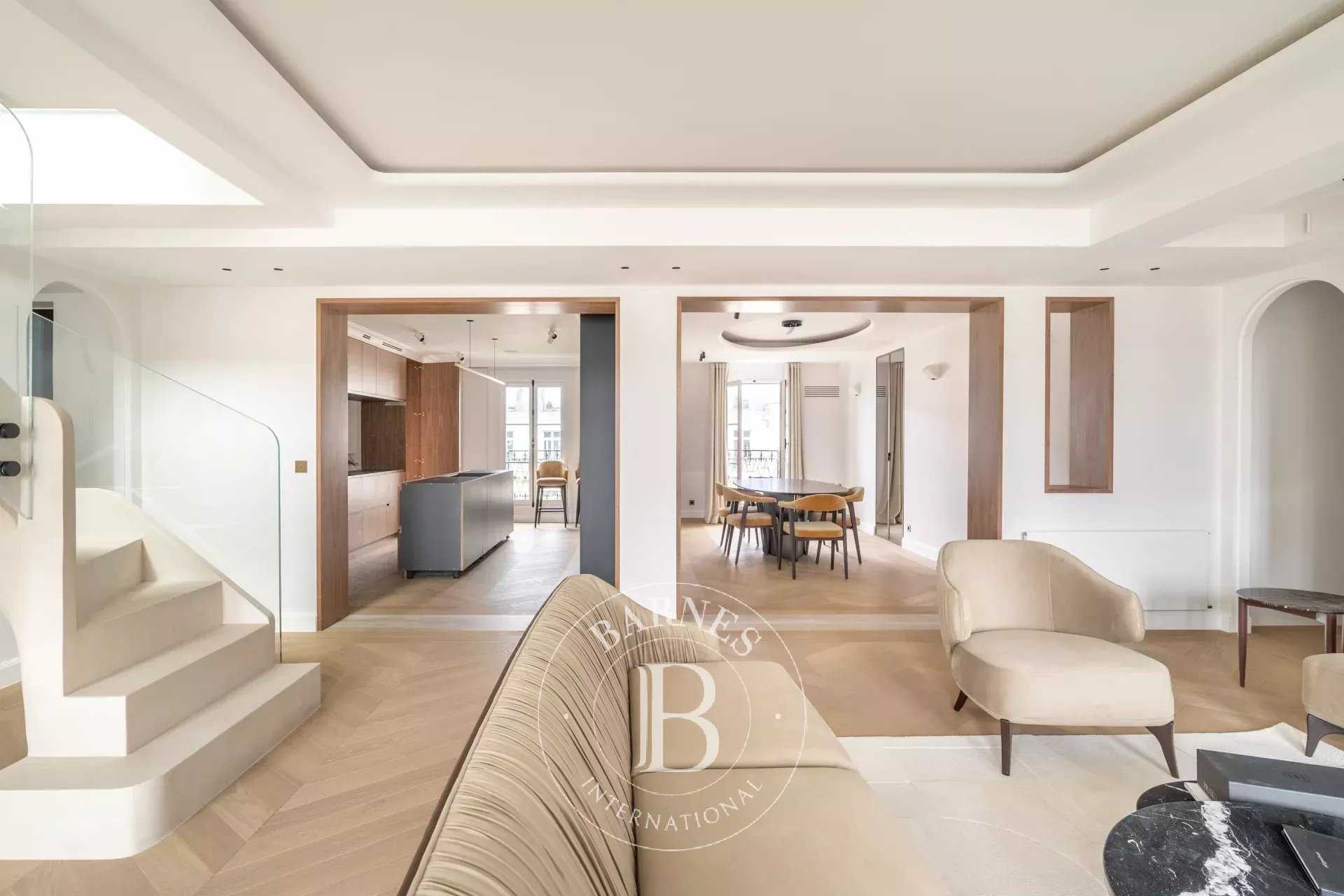 Paris  - Appartement 9 Pièces 5 Chambres
