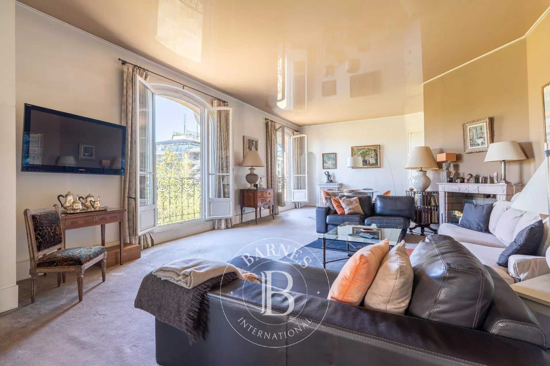 Paris  - Appartement 5 Pi&egrave;ces 3 Chambres