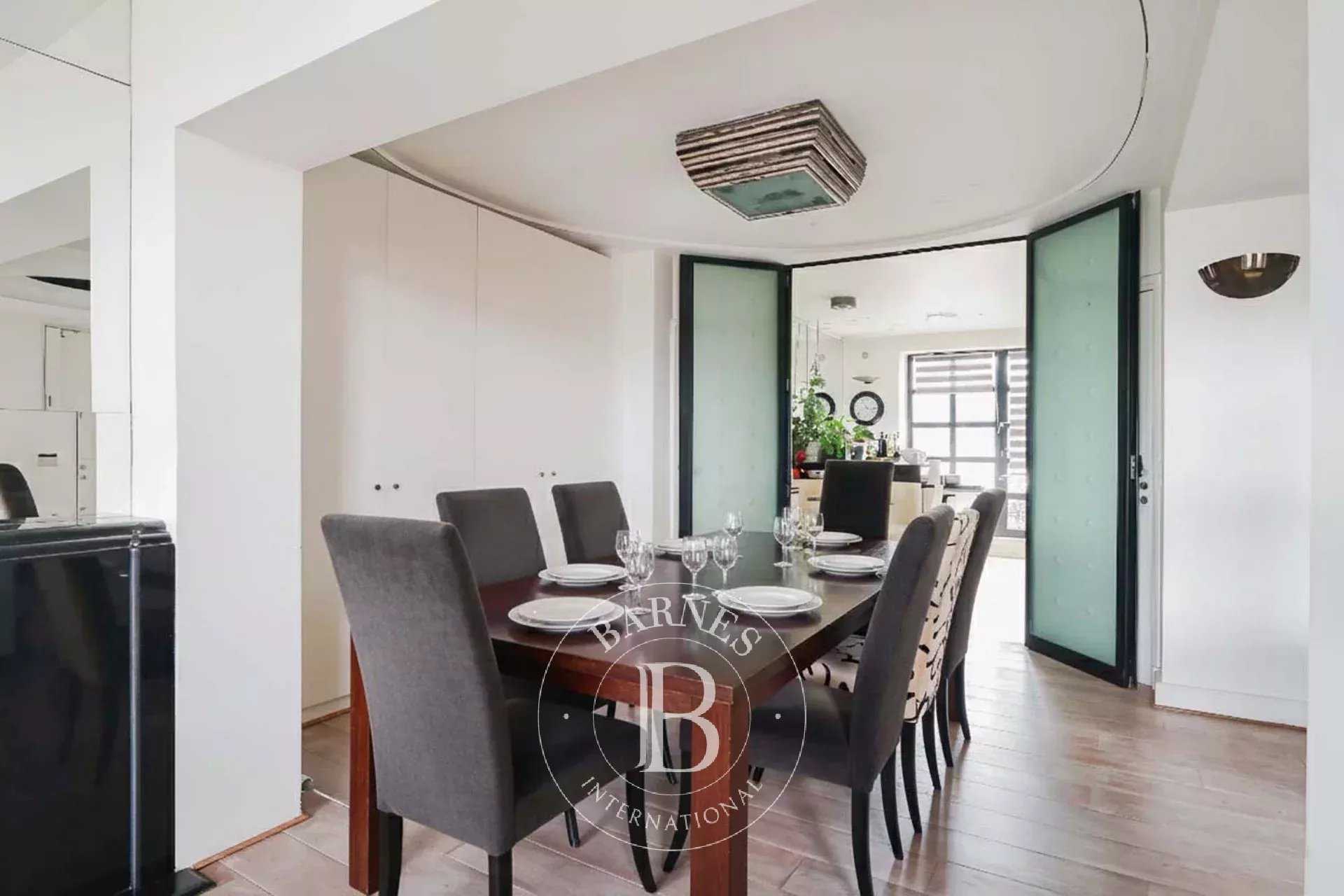 Paris  - Appartement 5 Pi&egrave;ces 3 Chambres