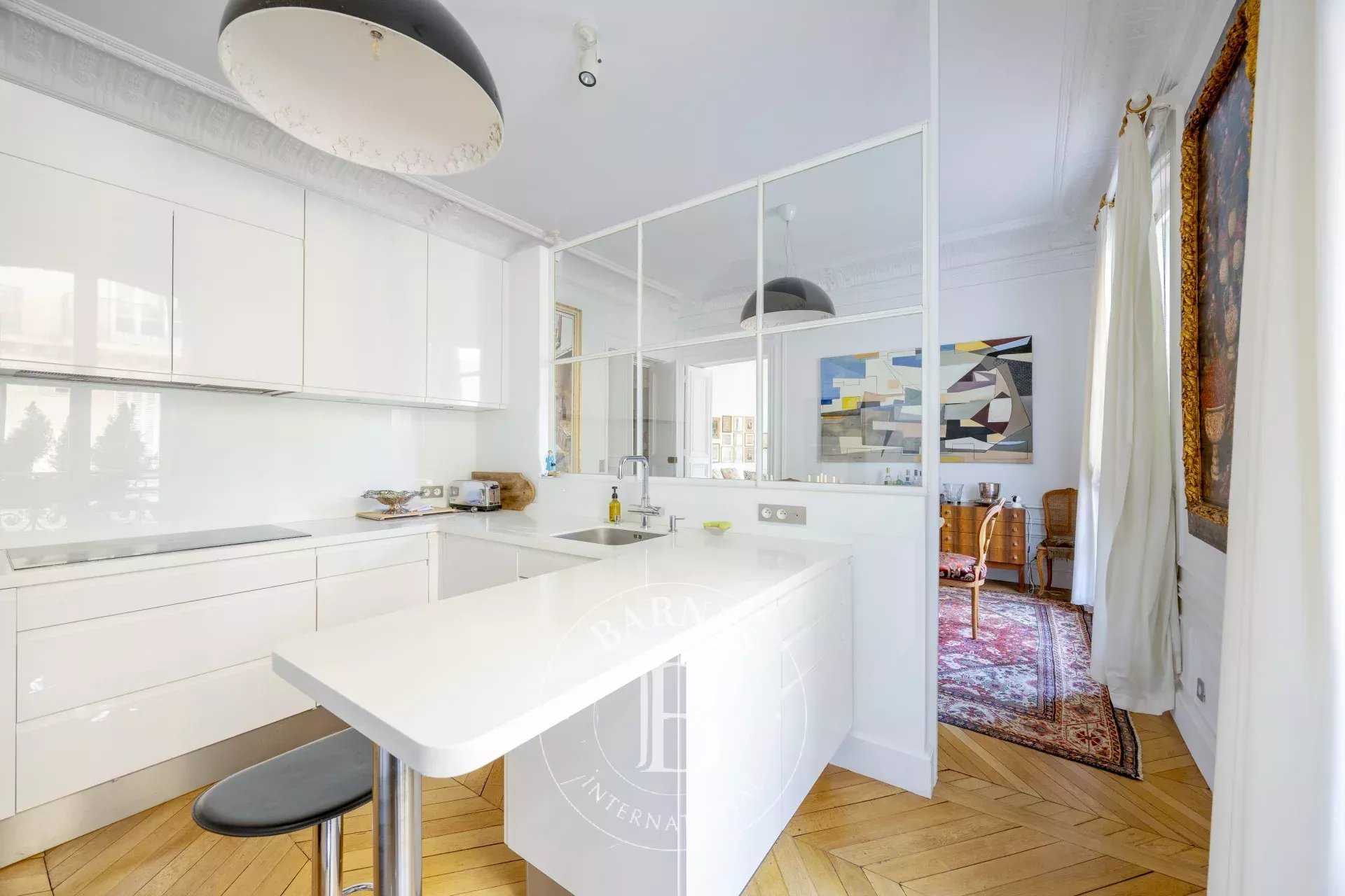 Paris  - Appartement 6 Pi&egrave;ces 3 Chambres