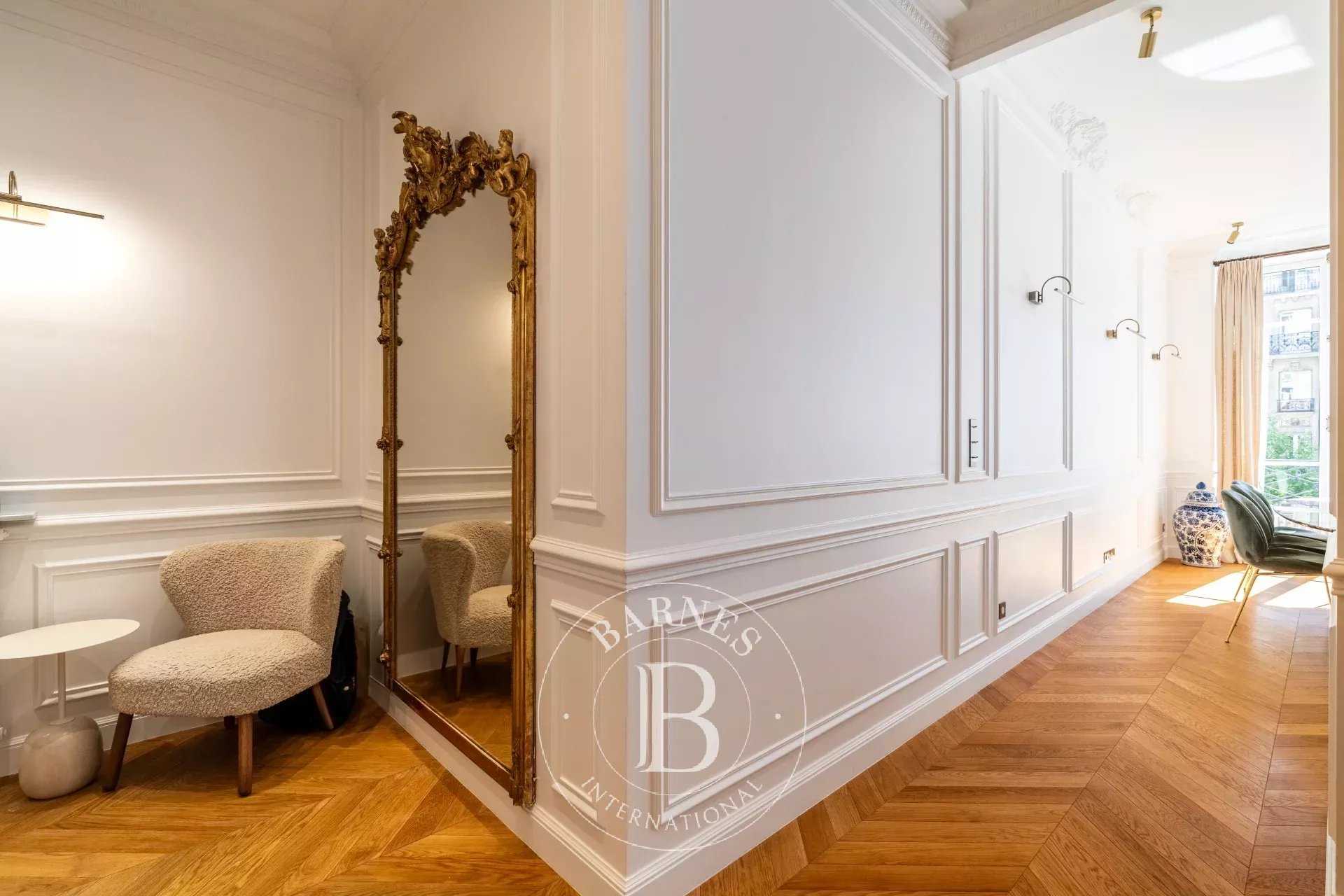 Paris  - Appartement 5 Pièces 2 Chambres