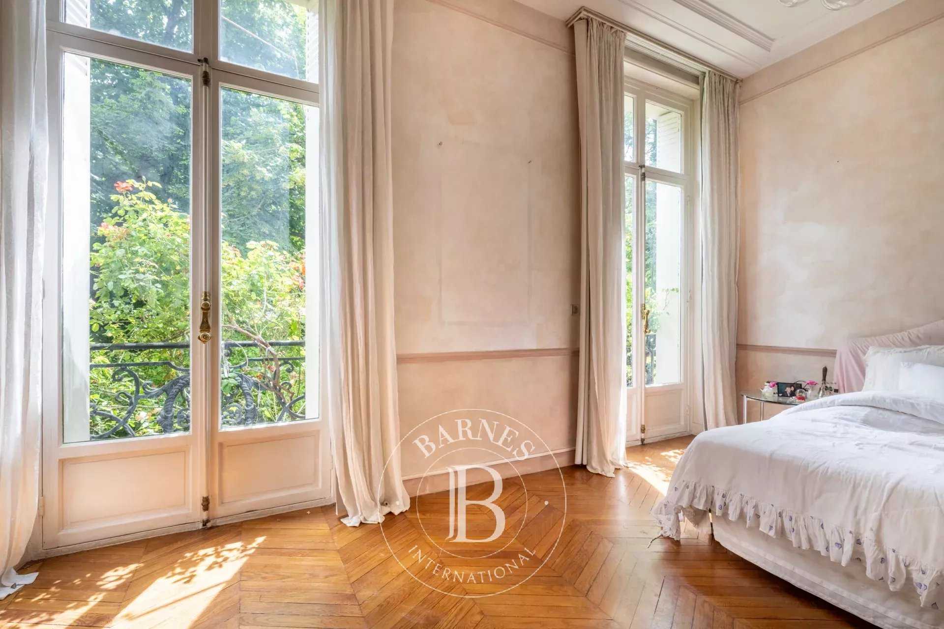 Paris  - Appartement 8 Pièces 4 Chambres