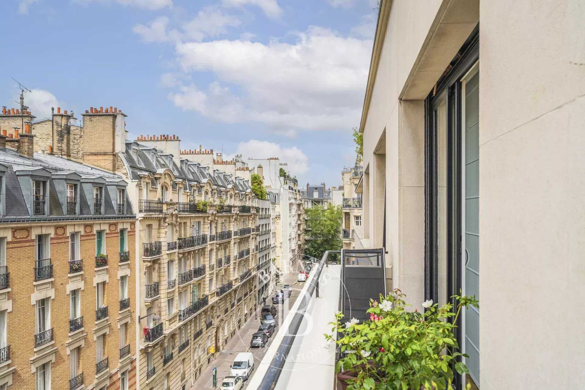 Paris  - Appartement 5 Pièces 3 Chambres