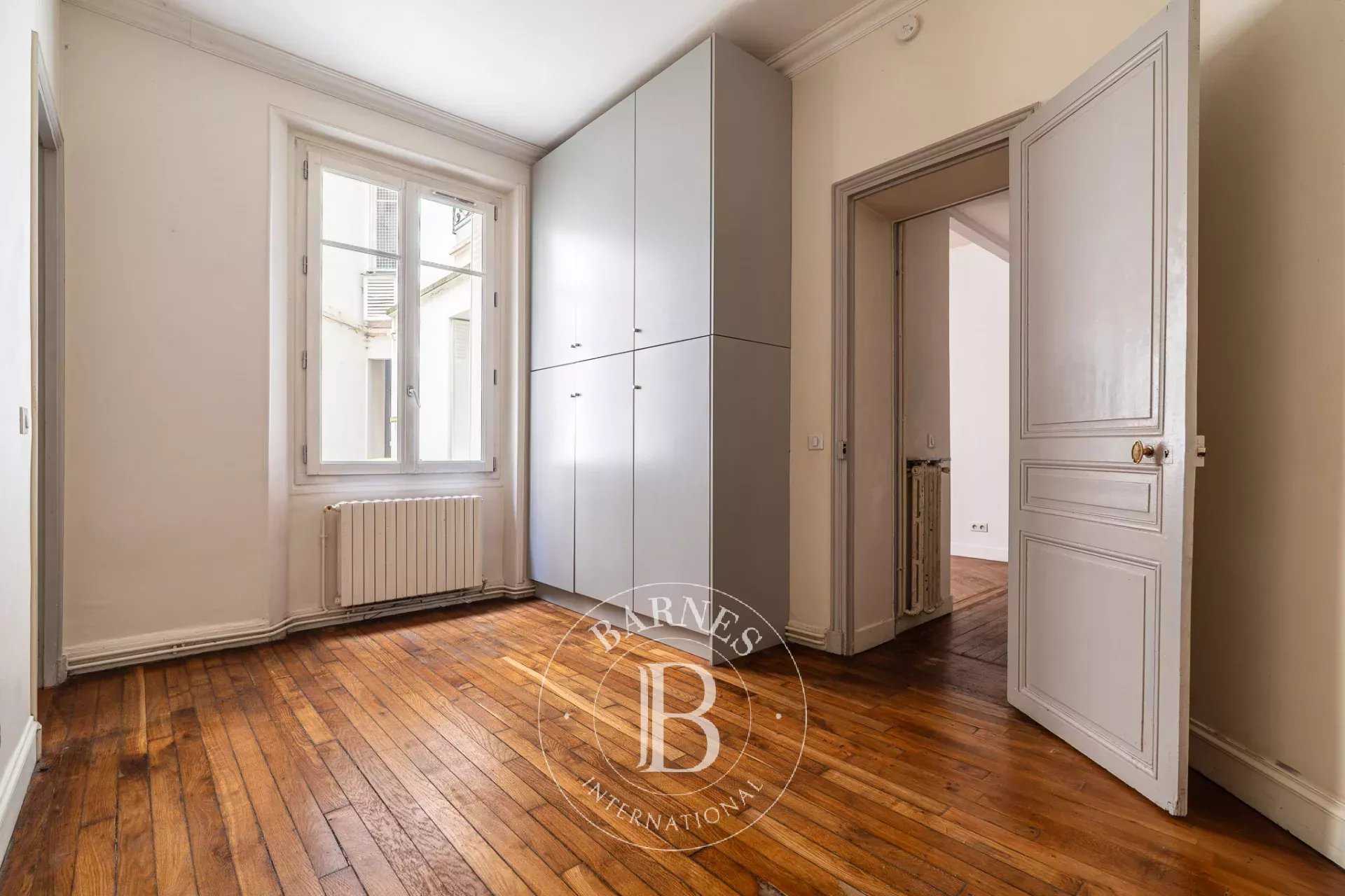 Paris  - Appartement 5 Pi&egrave;ces 3 Chambres