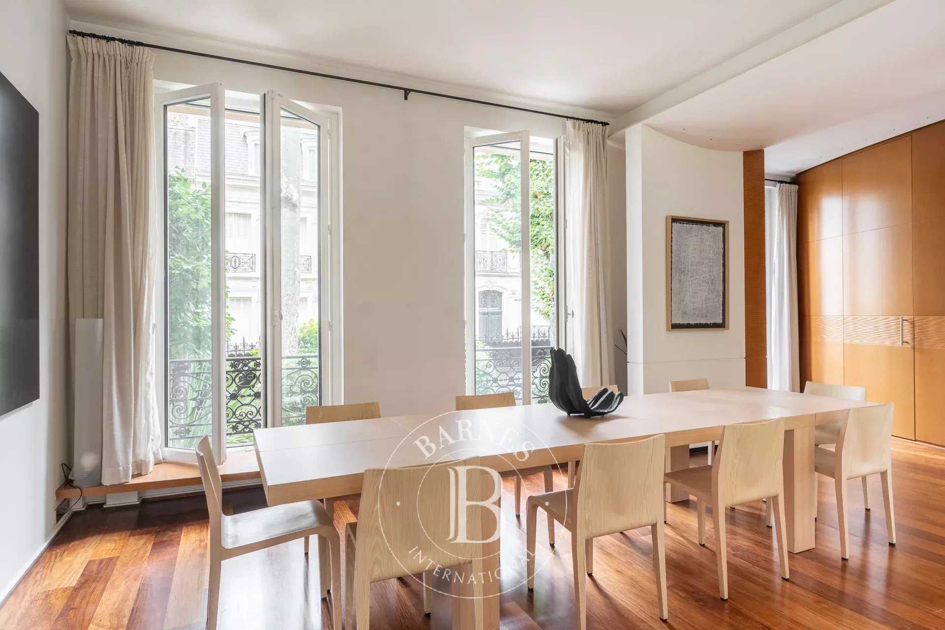 Paris  - Hôtel particulier 15 Pi&egrave;ces 5 Chambres