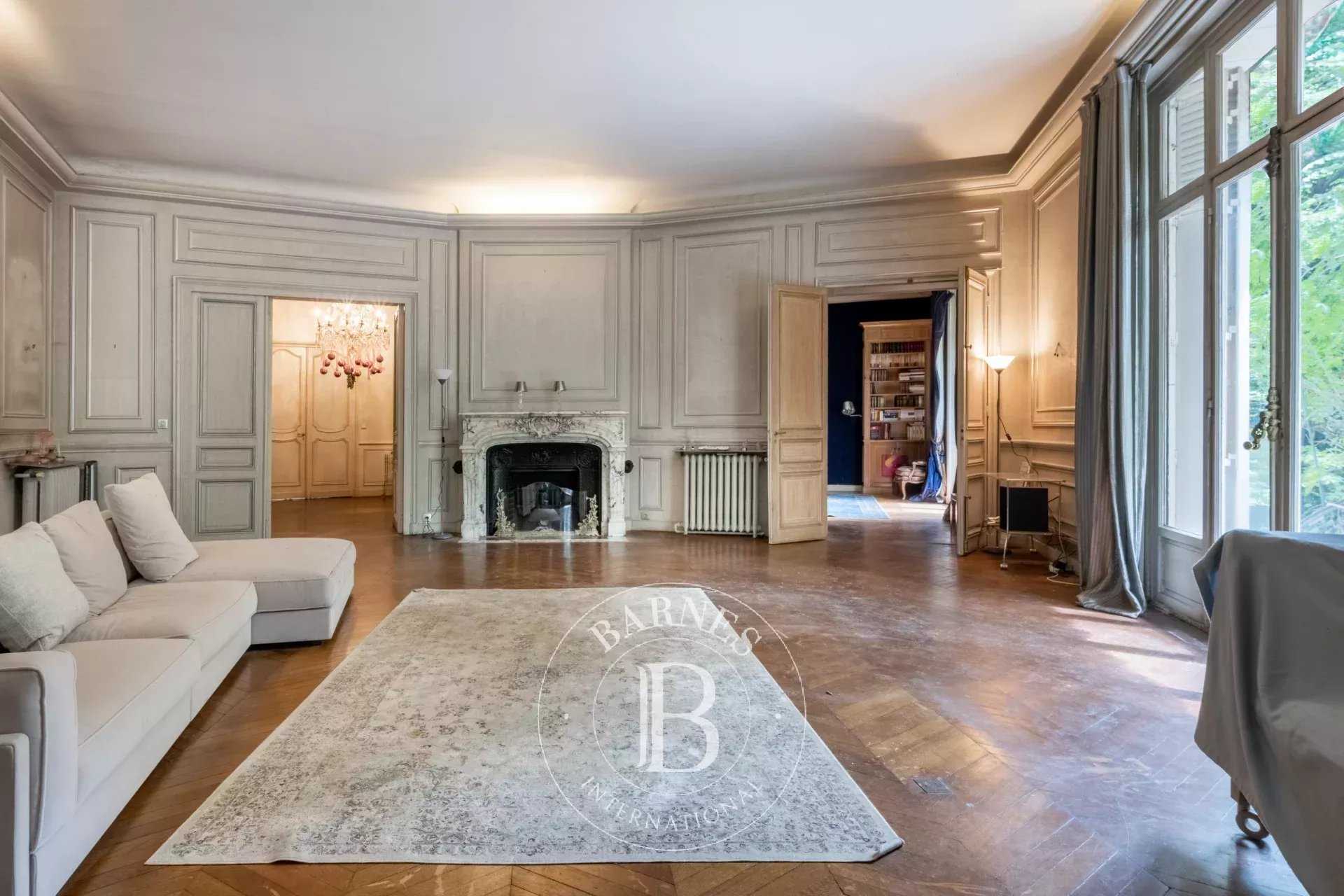 Paris  - Appartement 8 Pièces 4 Chambres