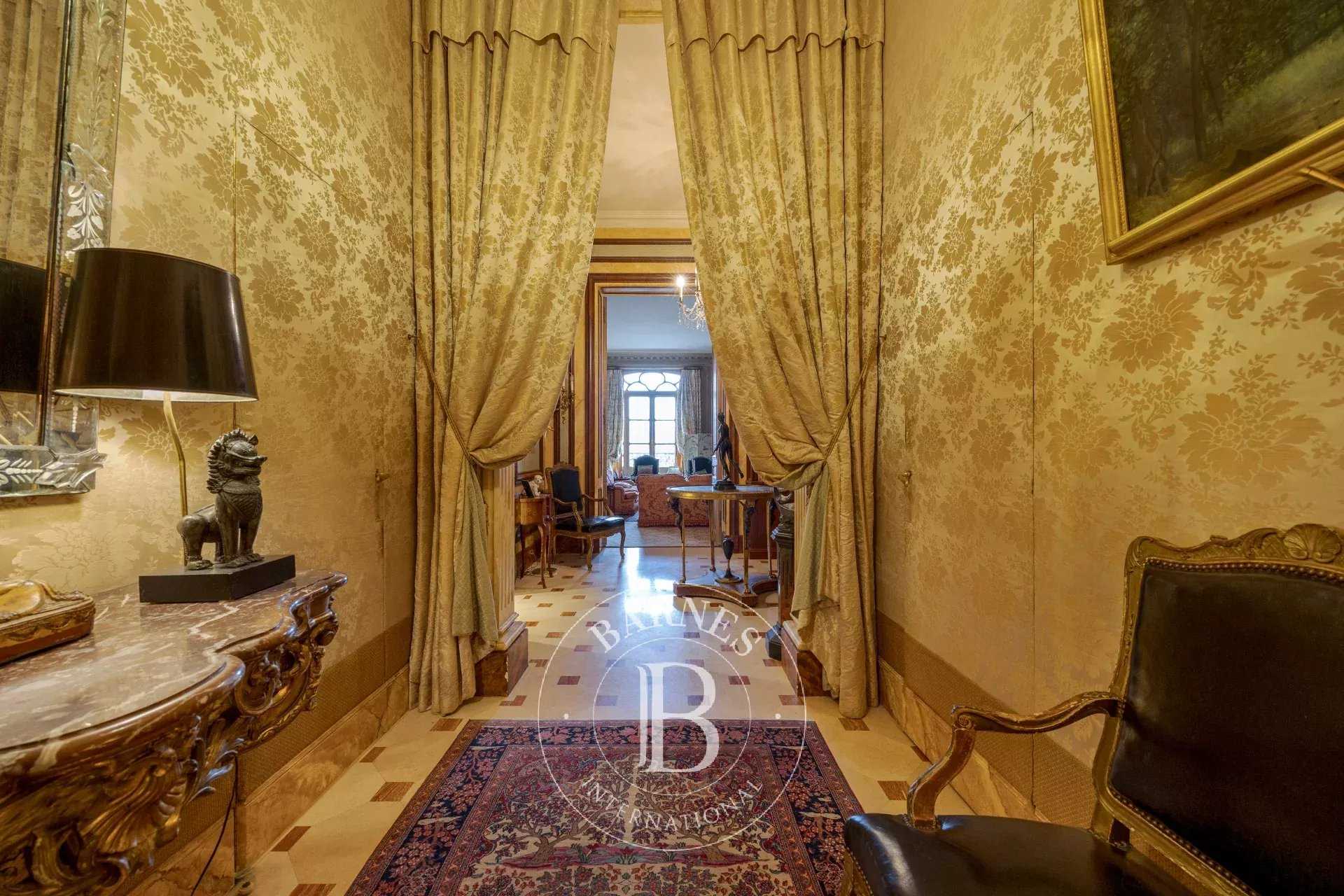 Paris  - Appartement 5 Pi&egrave;ces 2 Chambres