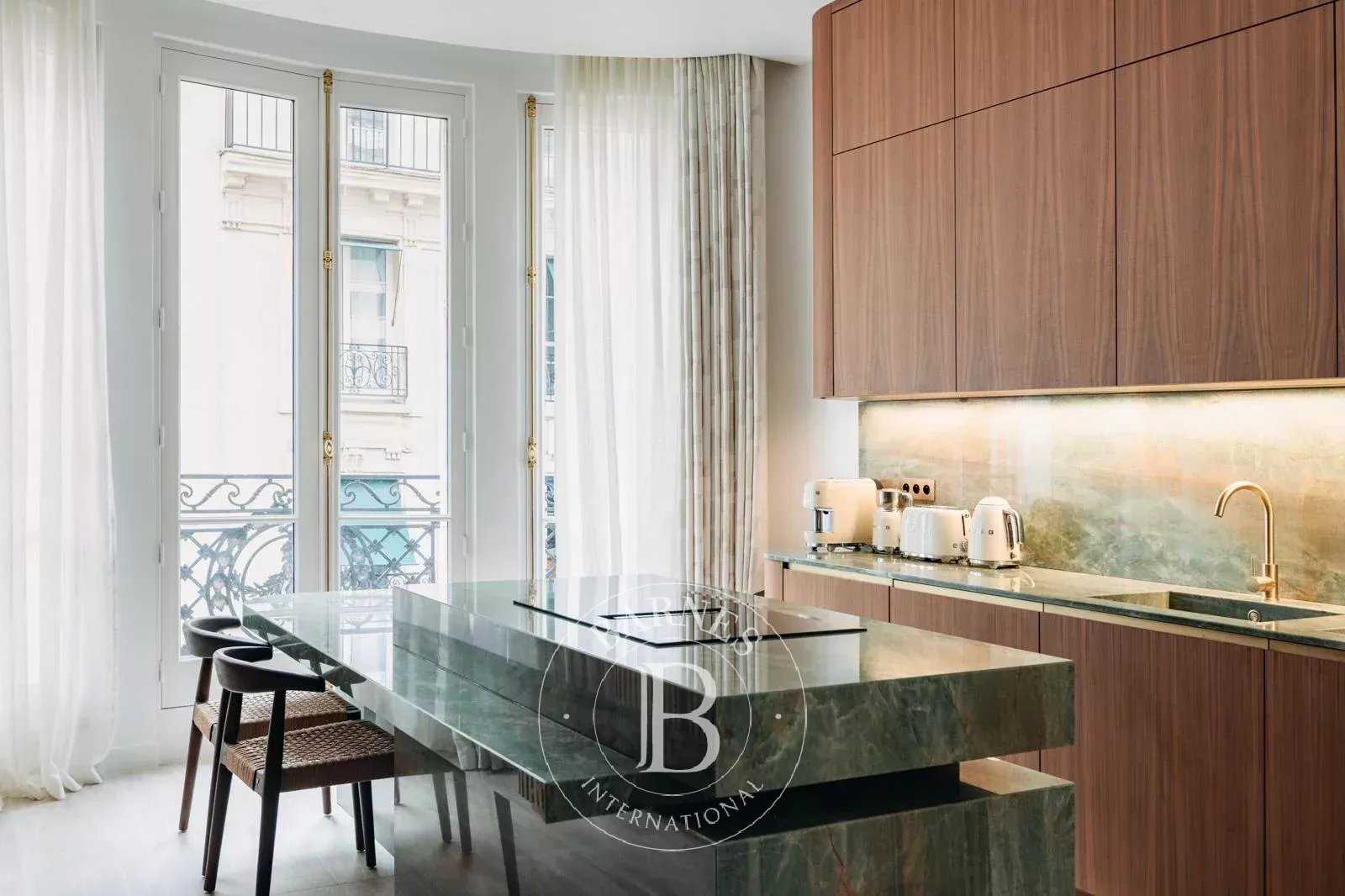 Paris  - Appartement 5 Pièces 3 Chambres