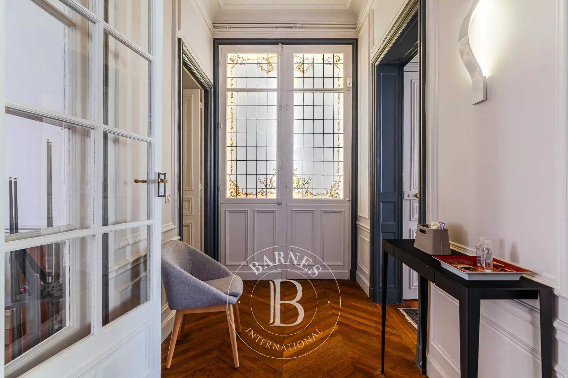 Paris  - Appartement 7 Pi&egrave;ces 4 Chambres