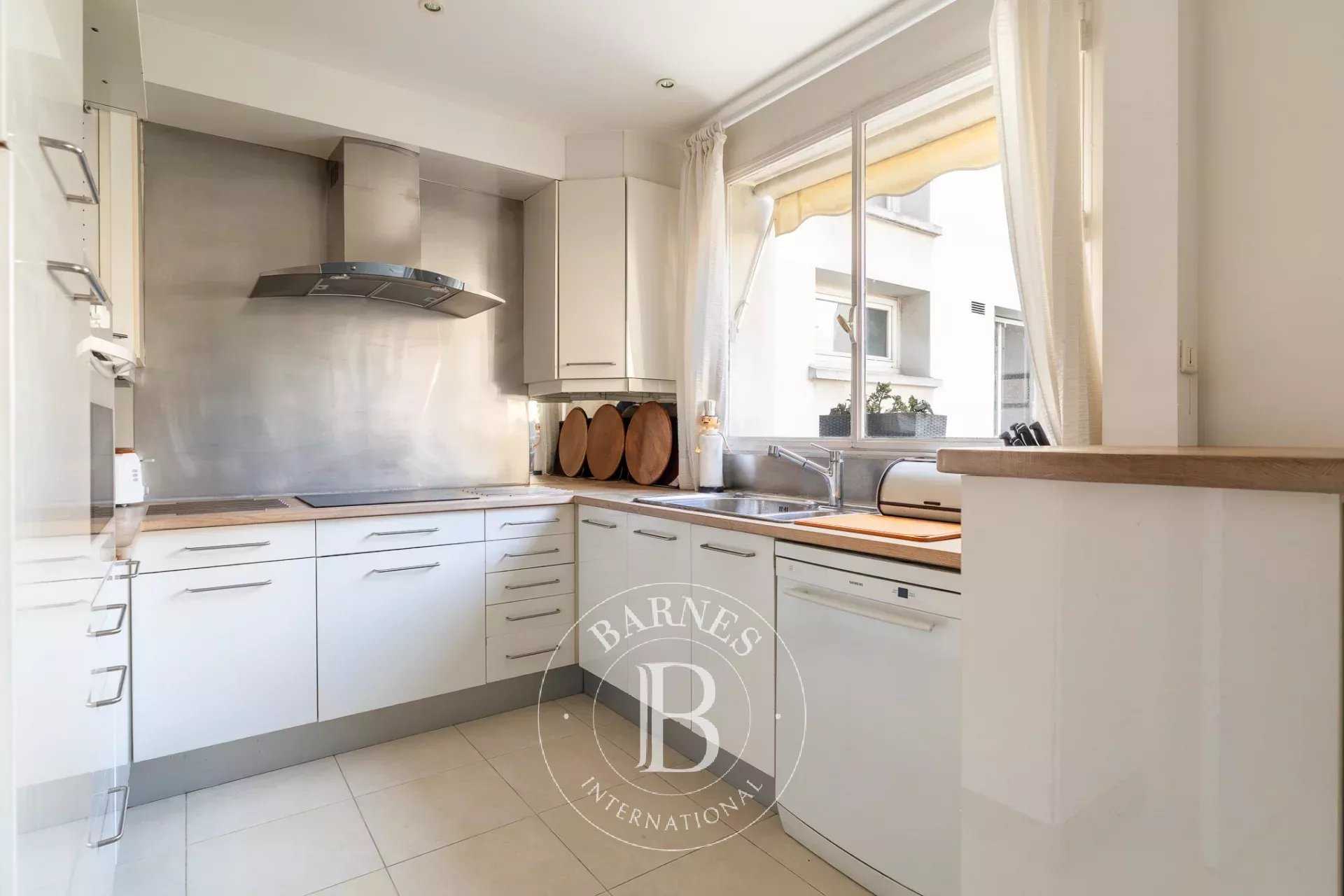 Paris  - Appartement 3 Pi&egrave;ces 2 Chambres