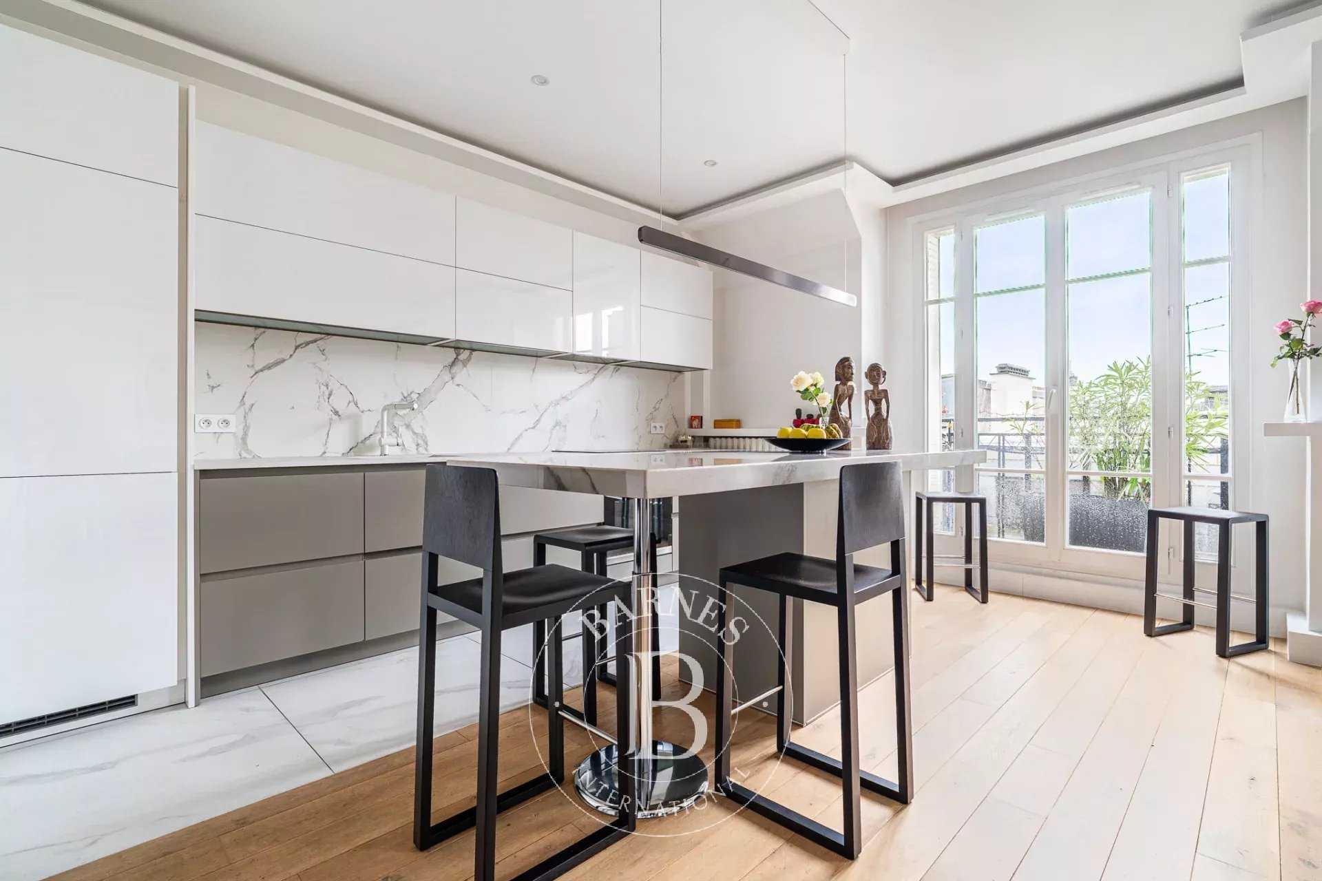 Paris  - Appartement 5 Pi&egrave;ces 3 Chambres