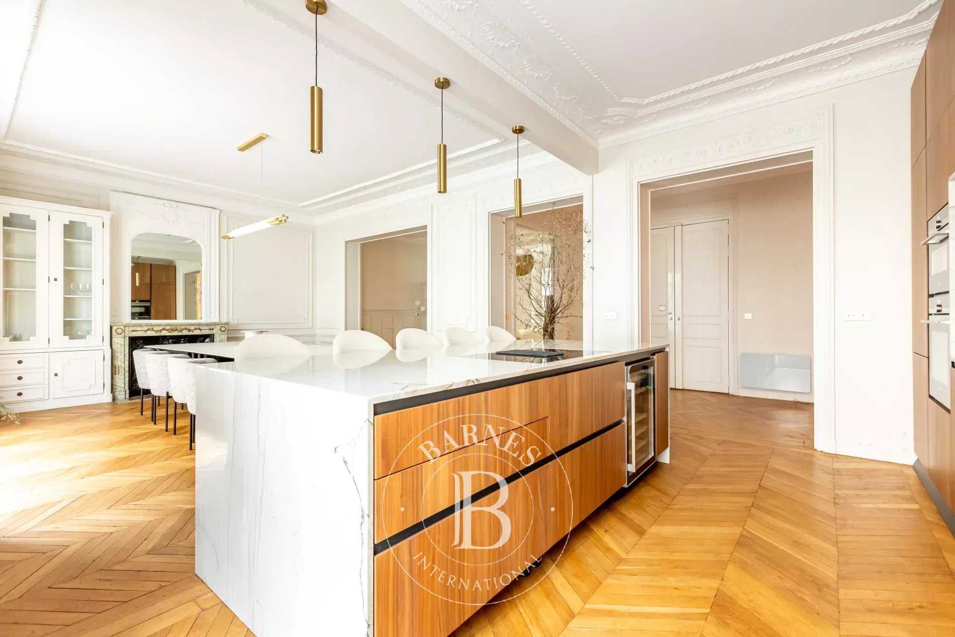 Paris  - Appartement 8 Pièces 5 Chambres