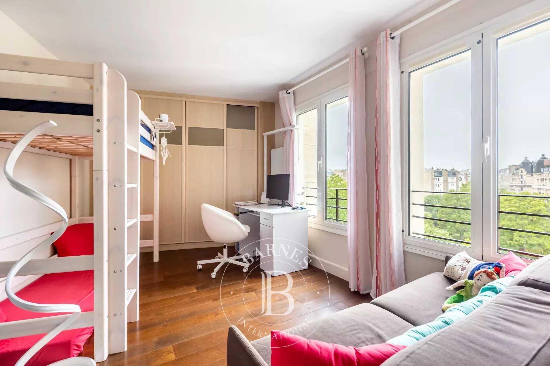 Paris  - Appartement 4 Pi&egrave;ces 2 Chambres