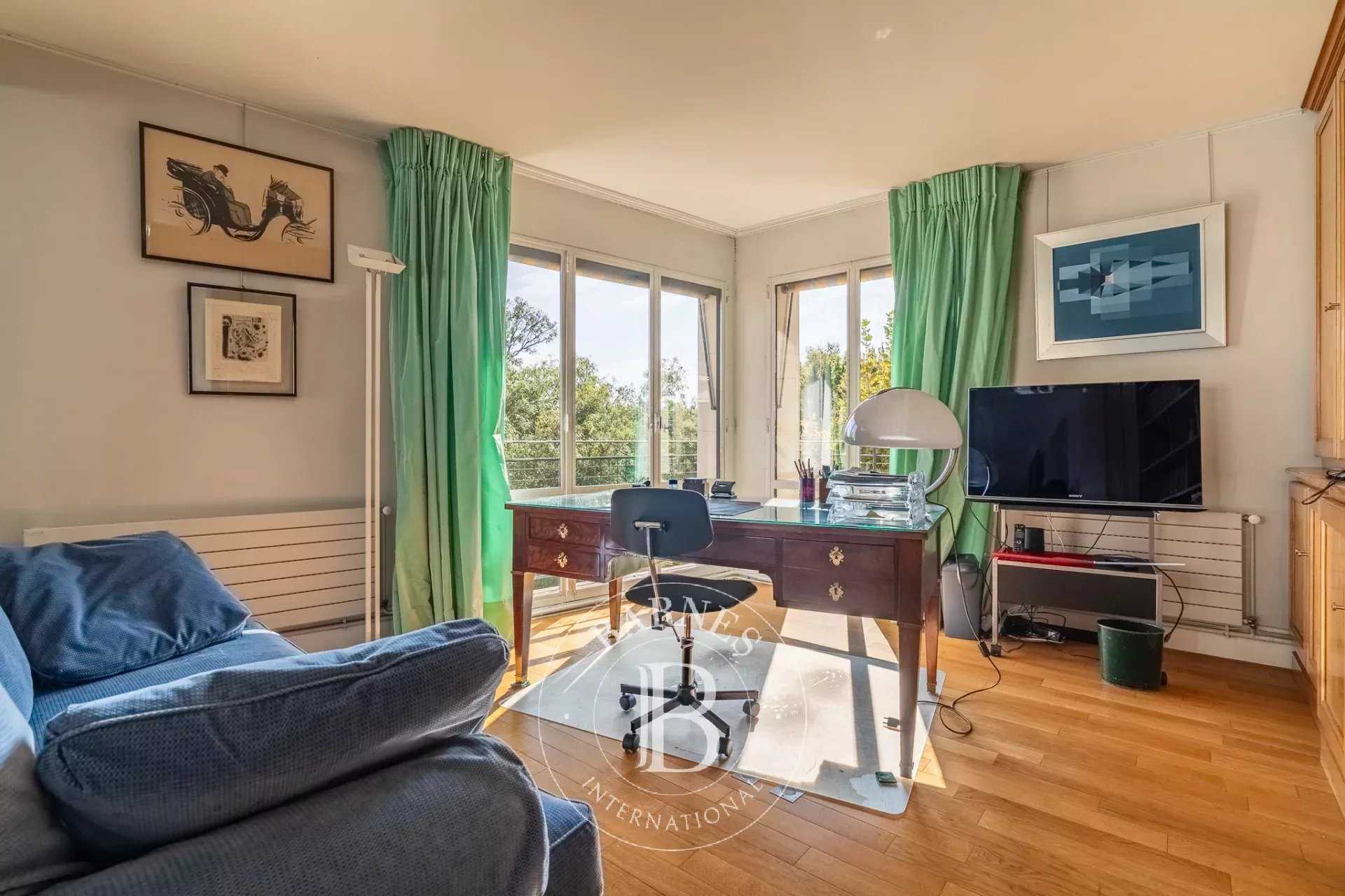 Paris  - Appartement 6 Pi&egrave;ces 3 Chambres