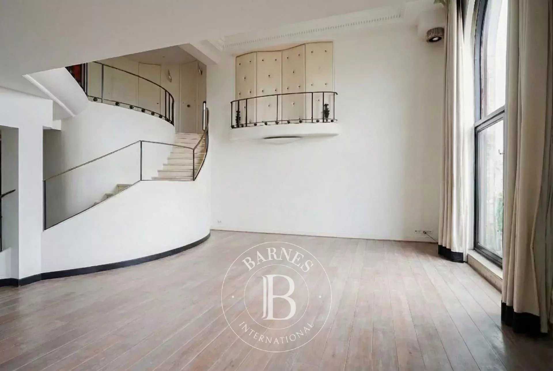 Paris  - Appartement 5 Pi&egrave;ces 3 Chambres