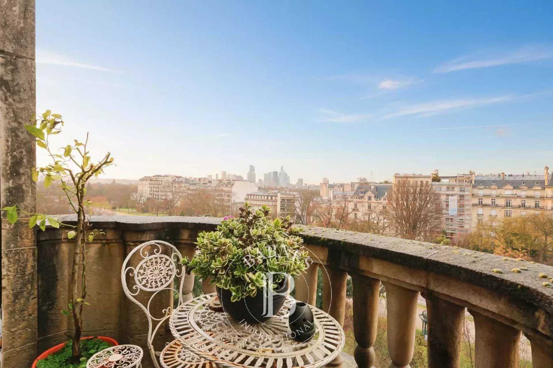 Paris  - Appartement 5 Pi&egrave;ces 3 Chambres