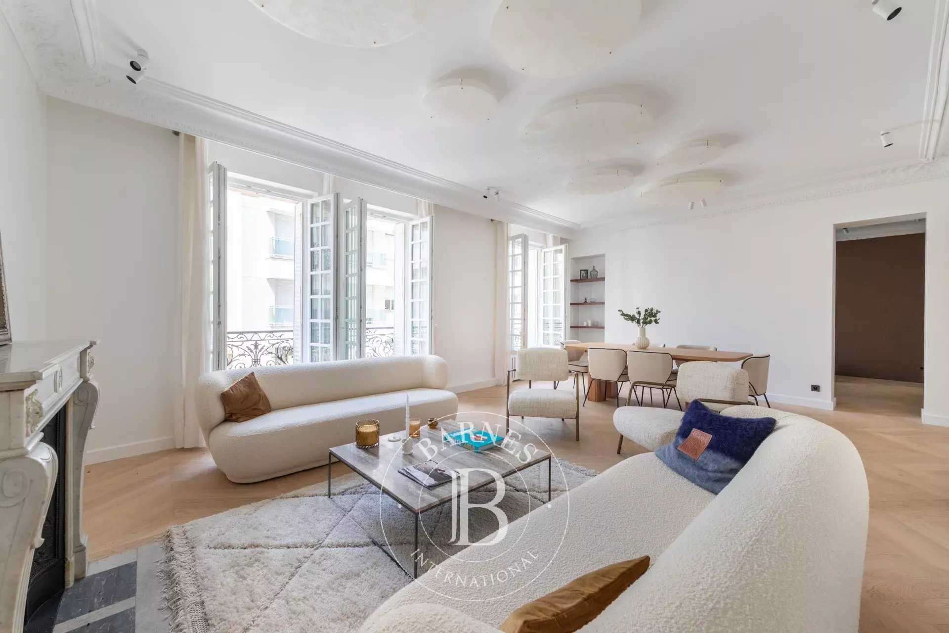 Paris  - Appartement 5 Pièces 3 Chambres