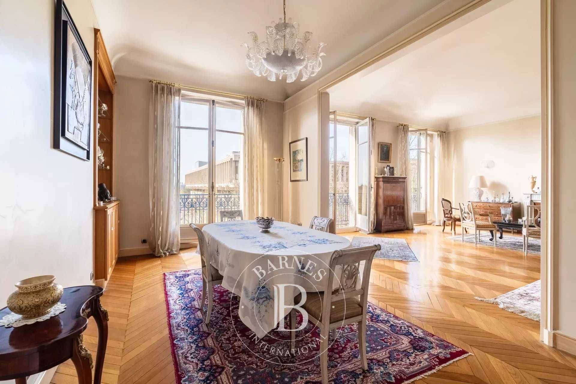 Paris  - Appartement 9 Pièces 6 Chambres