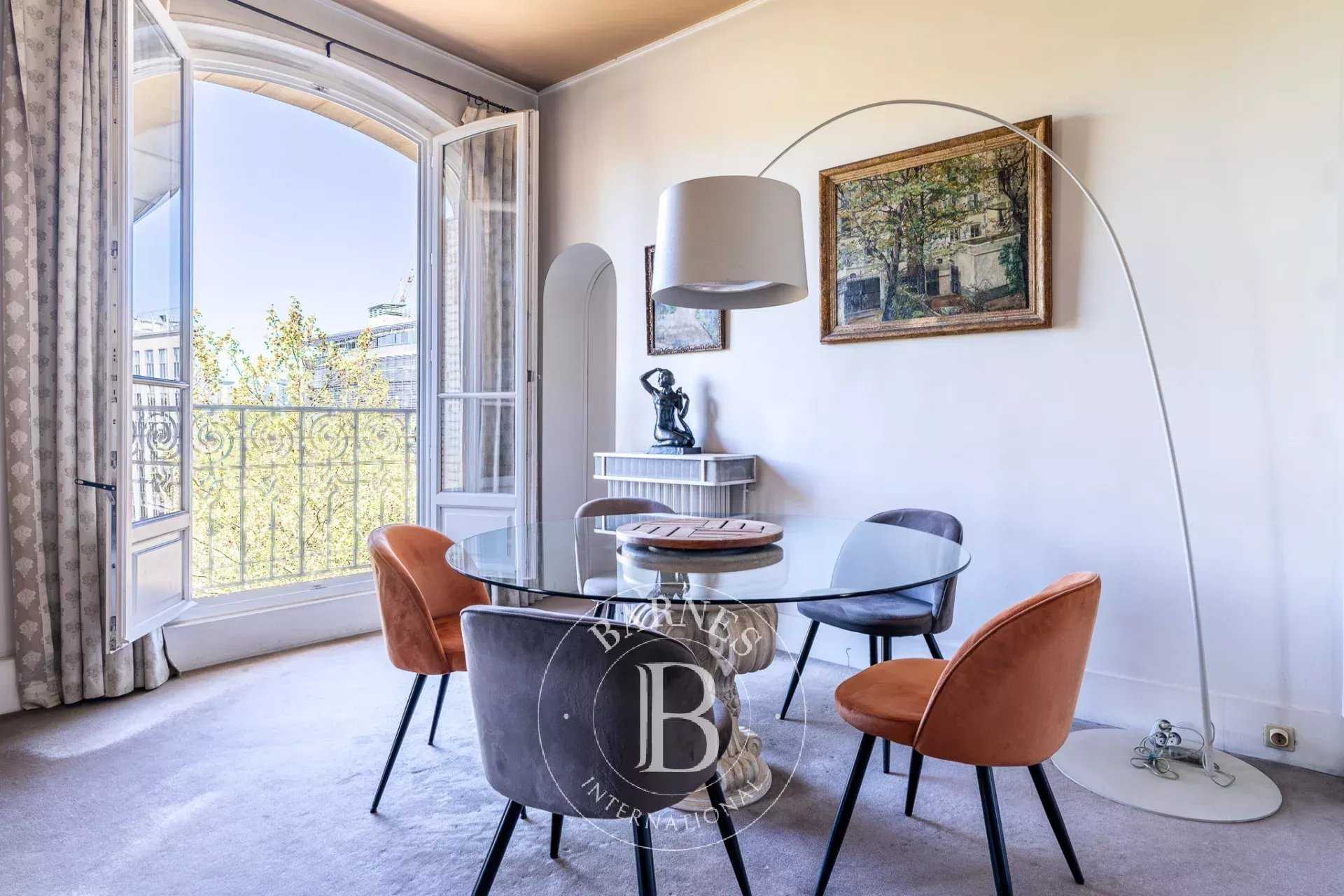 Paris  - Appartement 5 Pi&egrave;ces 3 Chambres