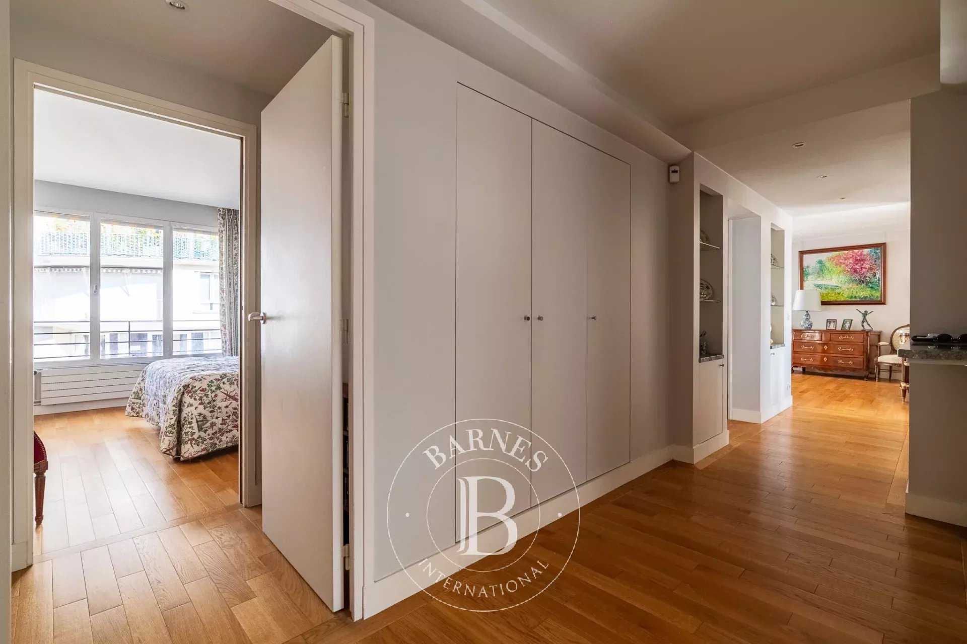 Paris  - Appartement 6 Pi&egrave;ces 3 Chambres