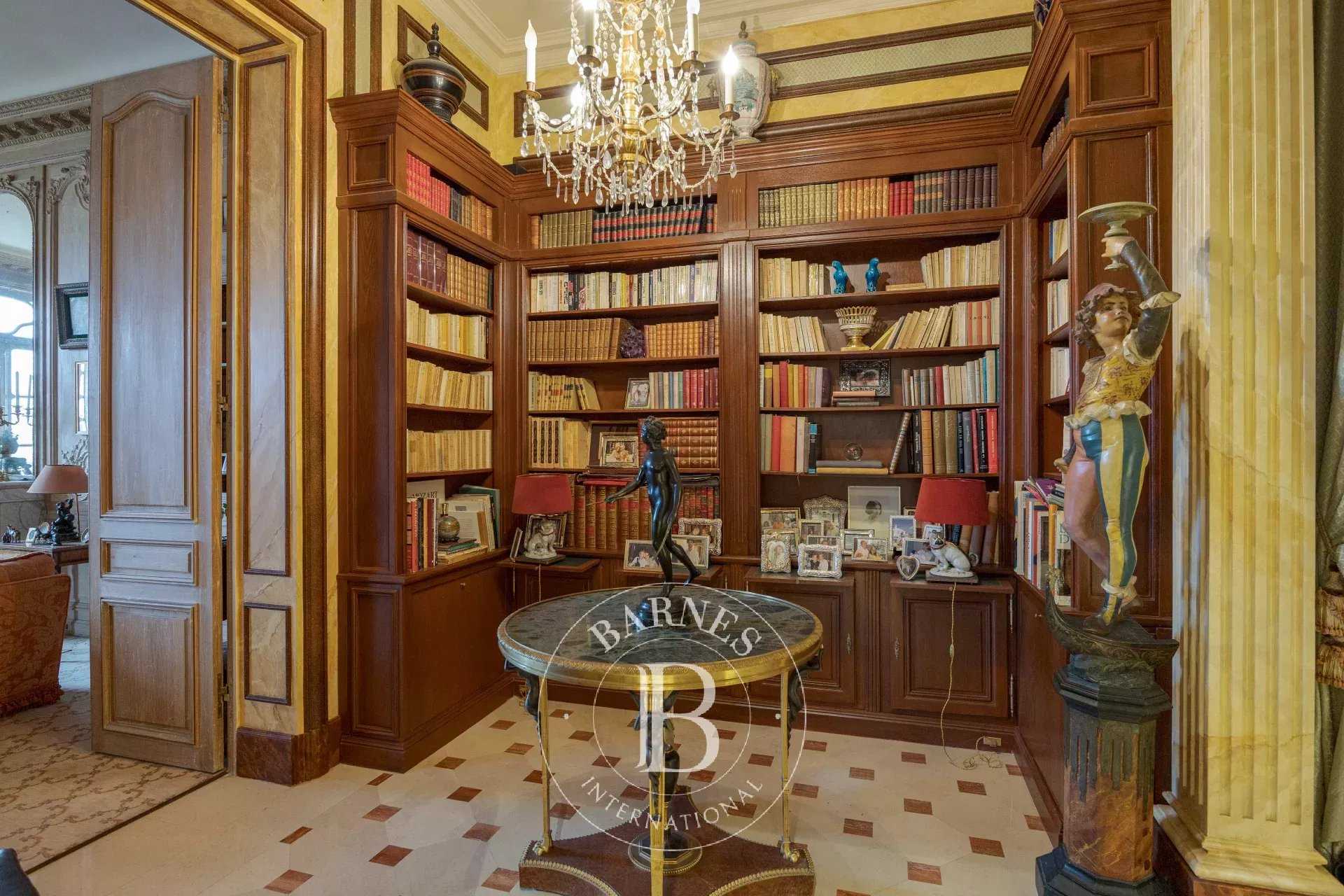 Paris  - Appartement 5 Pi&egrave;ces 2 Chambres