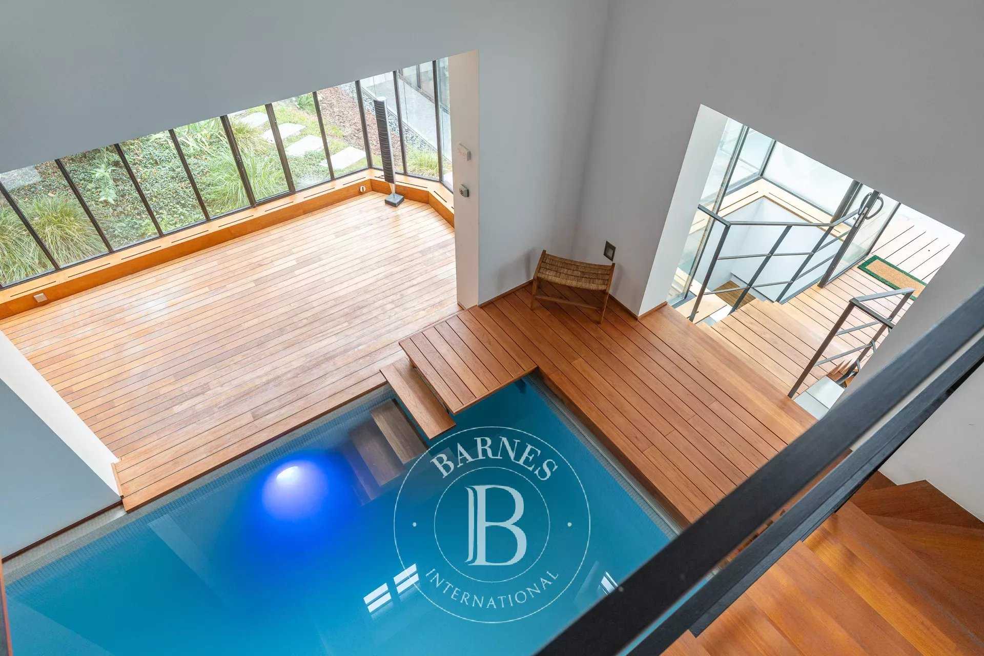 Paris  - Hôtel particulier 15 Pi&egrave;ces 5 Chambres