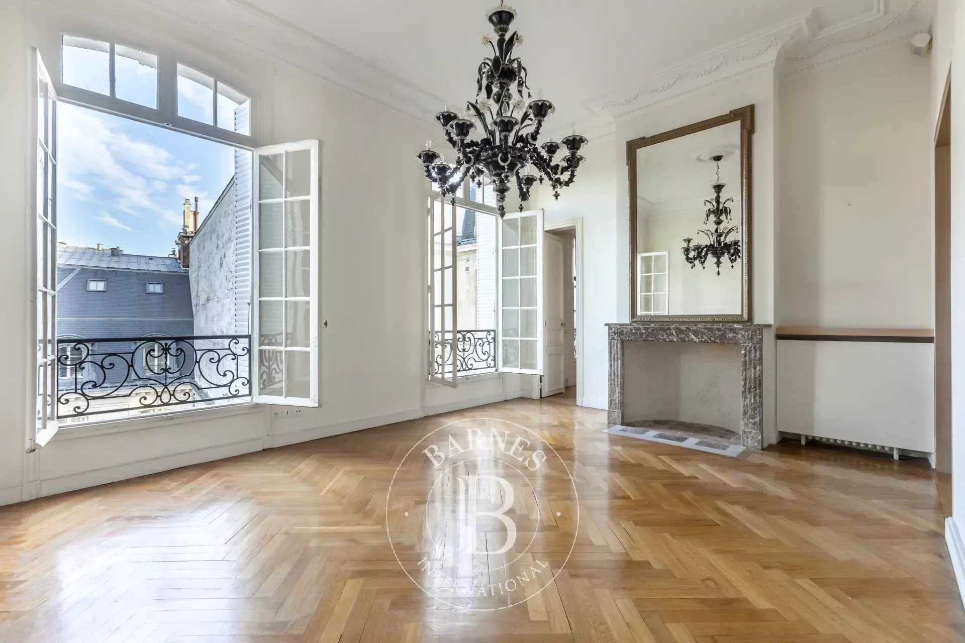 Paris  - Appartement 5 Pièces 3 Chambres
