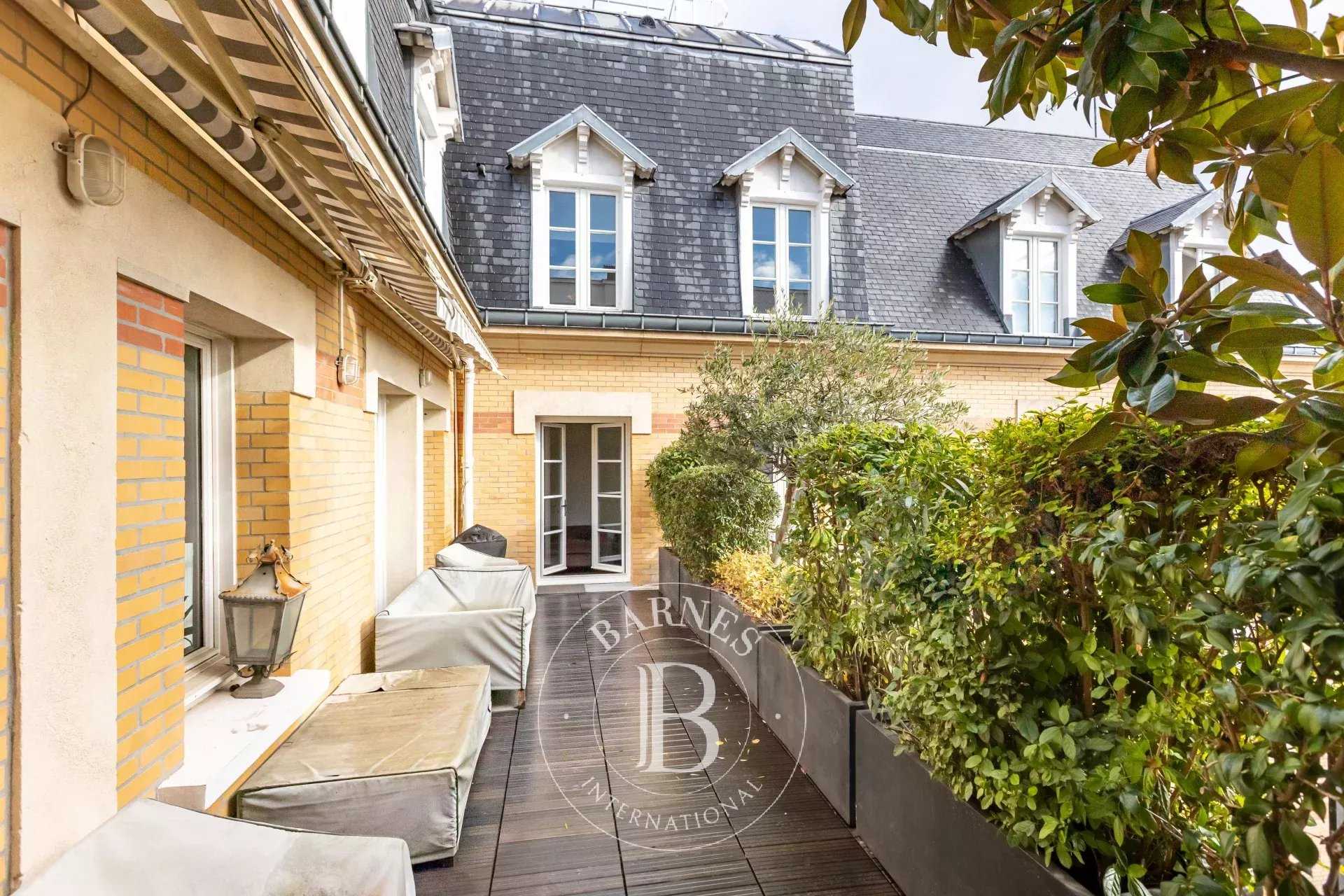 Paris  - Appartement 4 Pi&egrave;ces 2 Chambres