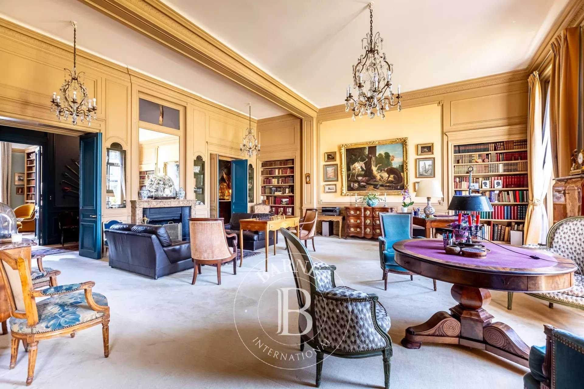 Paris  - Appartement 7 Pièces 5 Chambres